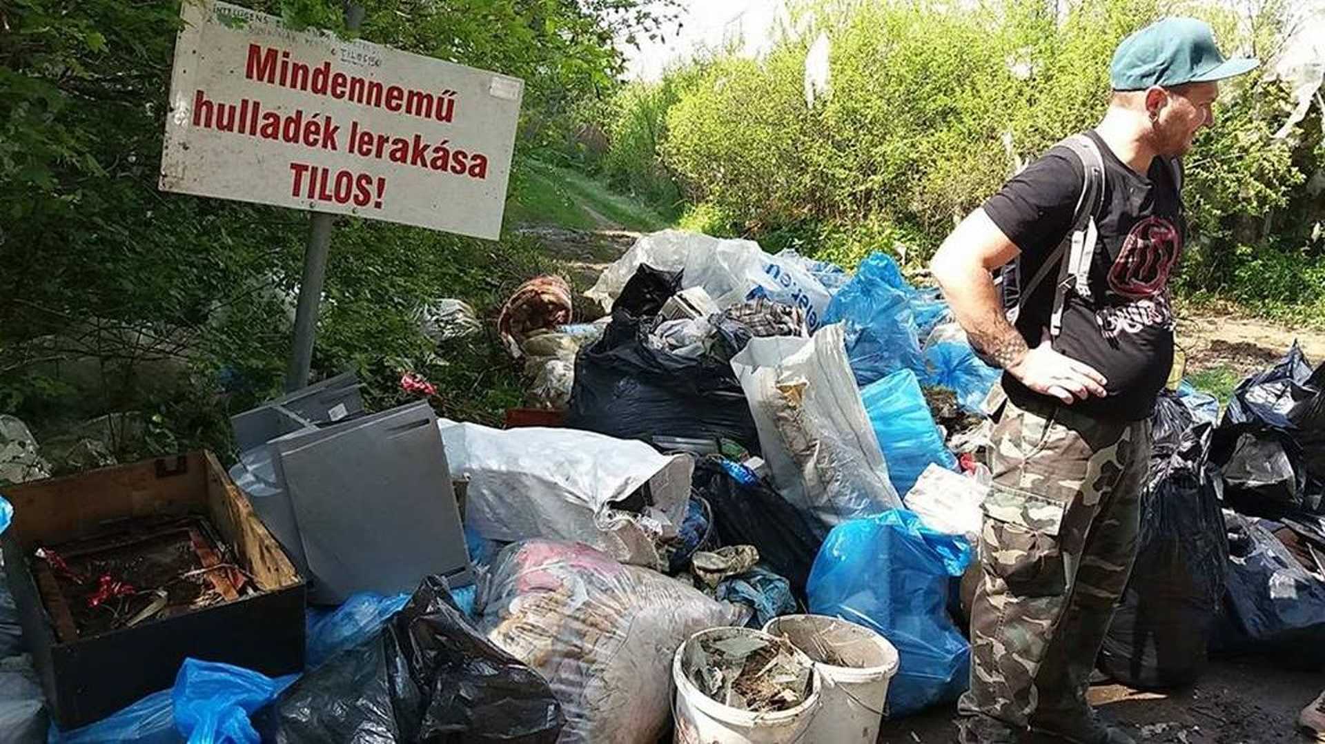 Szemét a Parkerdei úton