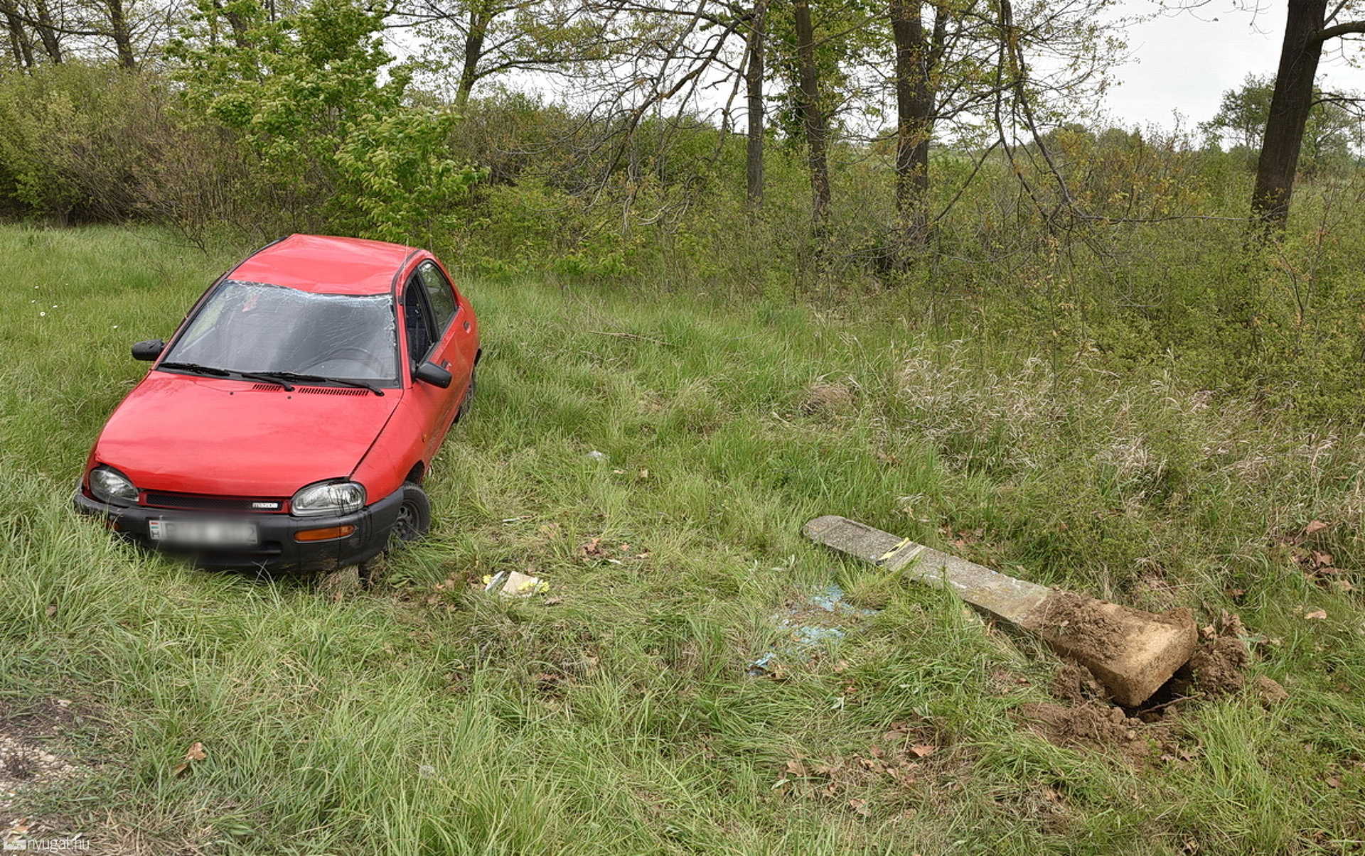 Jogosítvány és műszaki nélkül, kopott kerekekkel okozott balesetet egy férfi a 87-esen 
