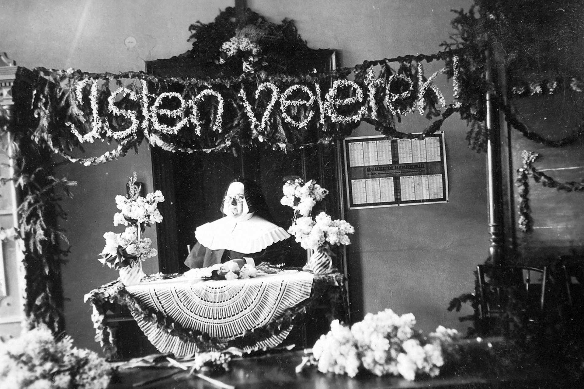 Apáca ül el feldiszített tanteremben, 1934.
