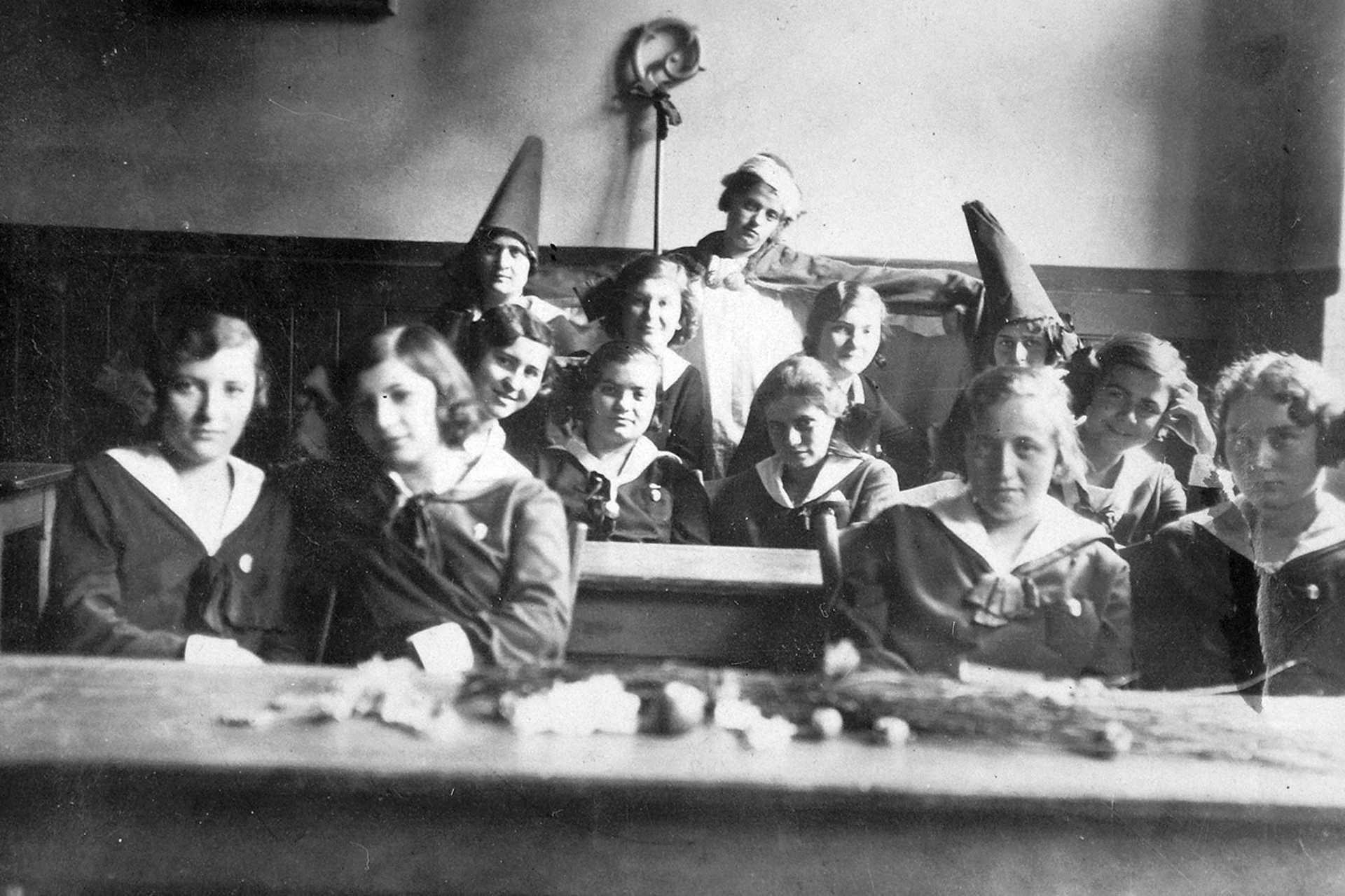 Lányok ballagás előtt, 1933.