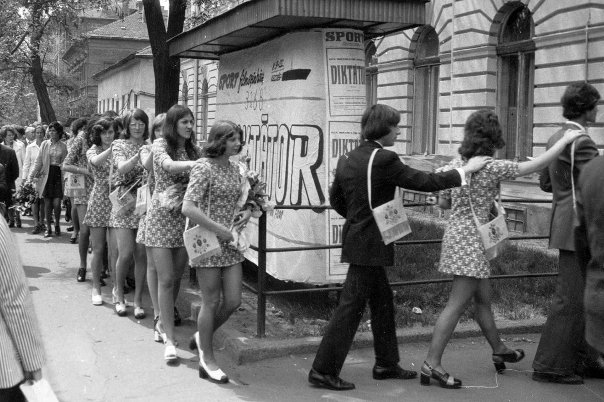 Ballagó diákok a Thököly út - Cházár András utca sarkán, 1974.