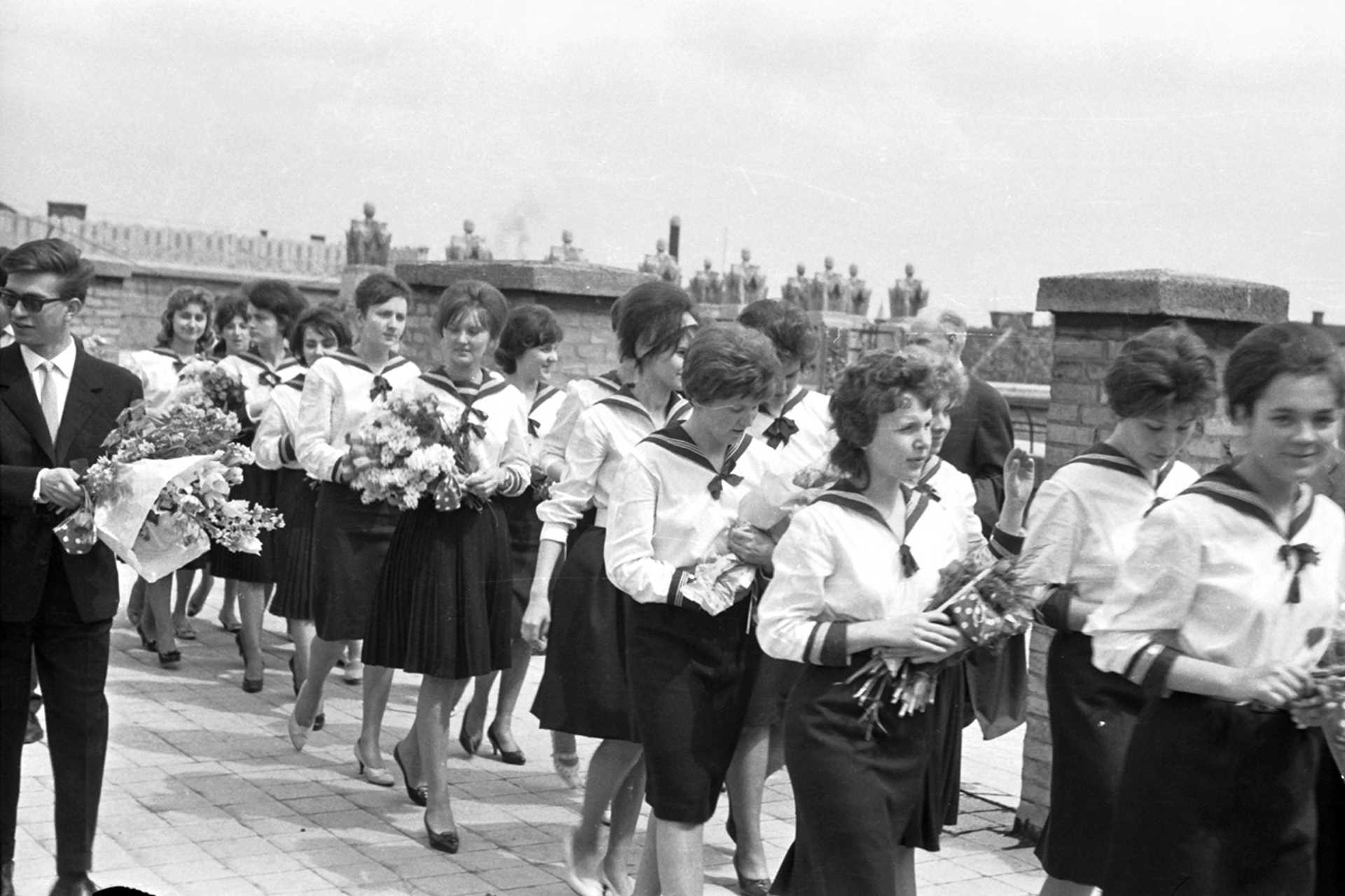 Ballagás az ELTE Radnóti Miklós Gyakorló Gimnáziumában, 1966.