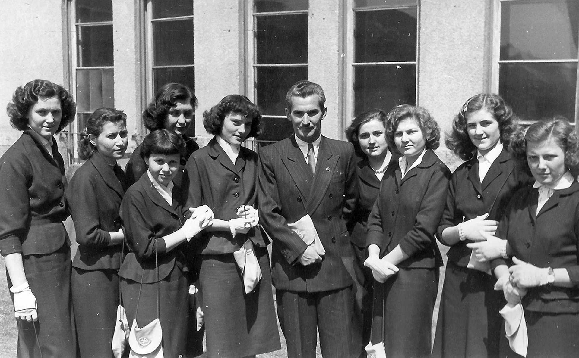 Ballagási osztálykép a székesfehérvári József Attila (ma Ciszterci Szent István) Gimnáziumban, 1957.