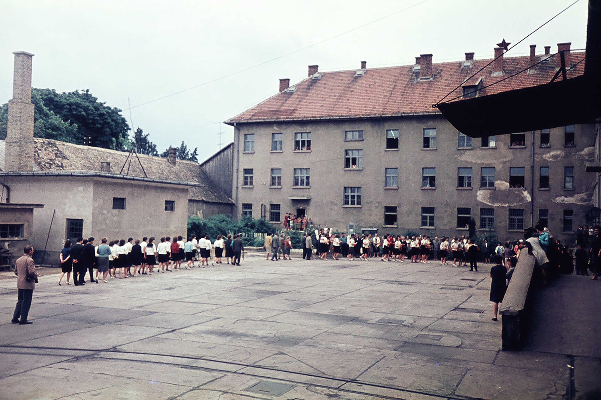 A bajai FÉKON Ruházati Vállalat udvarán ballagnak, 1963.