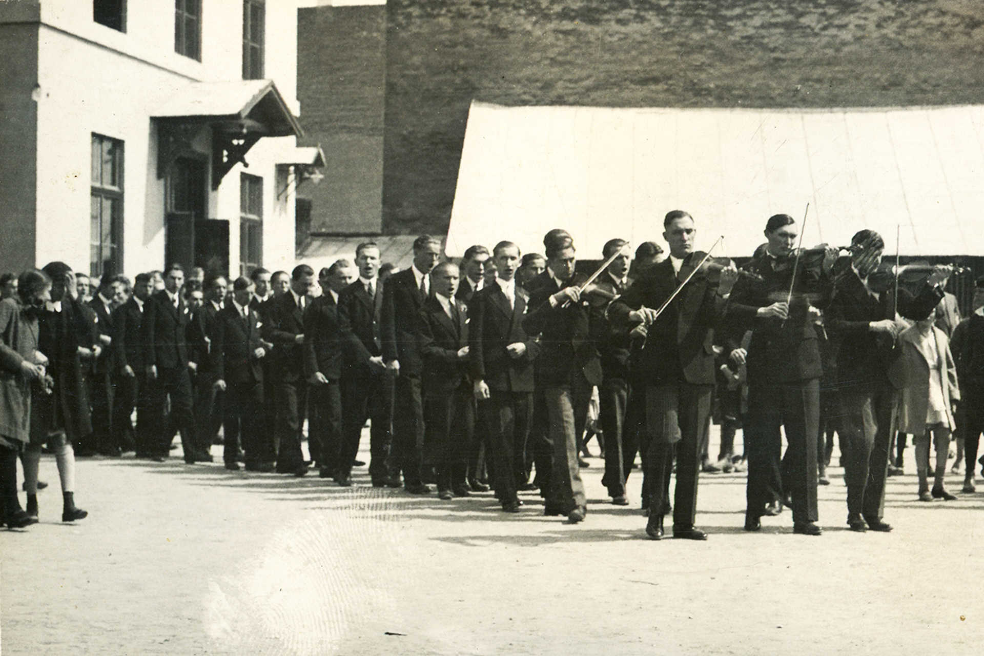Ballagás zenekari felvezetéssel, 1931.