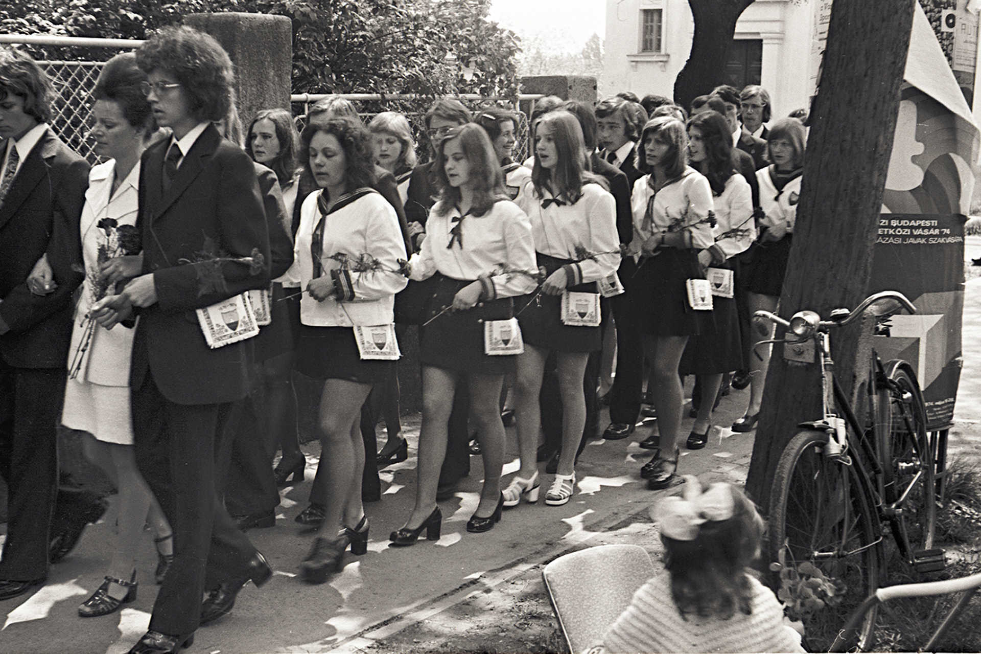 A dombóvári Gőgös Ignác (ma Illyés Gyula) Gimnázium ballagói iskolájuk előtt, 1974.