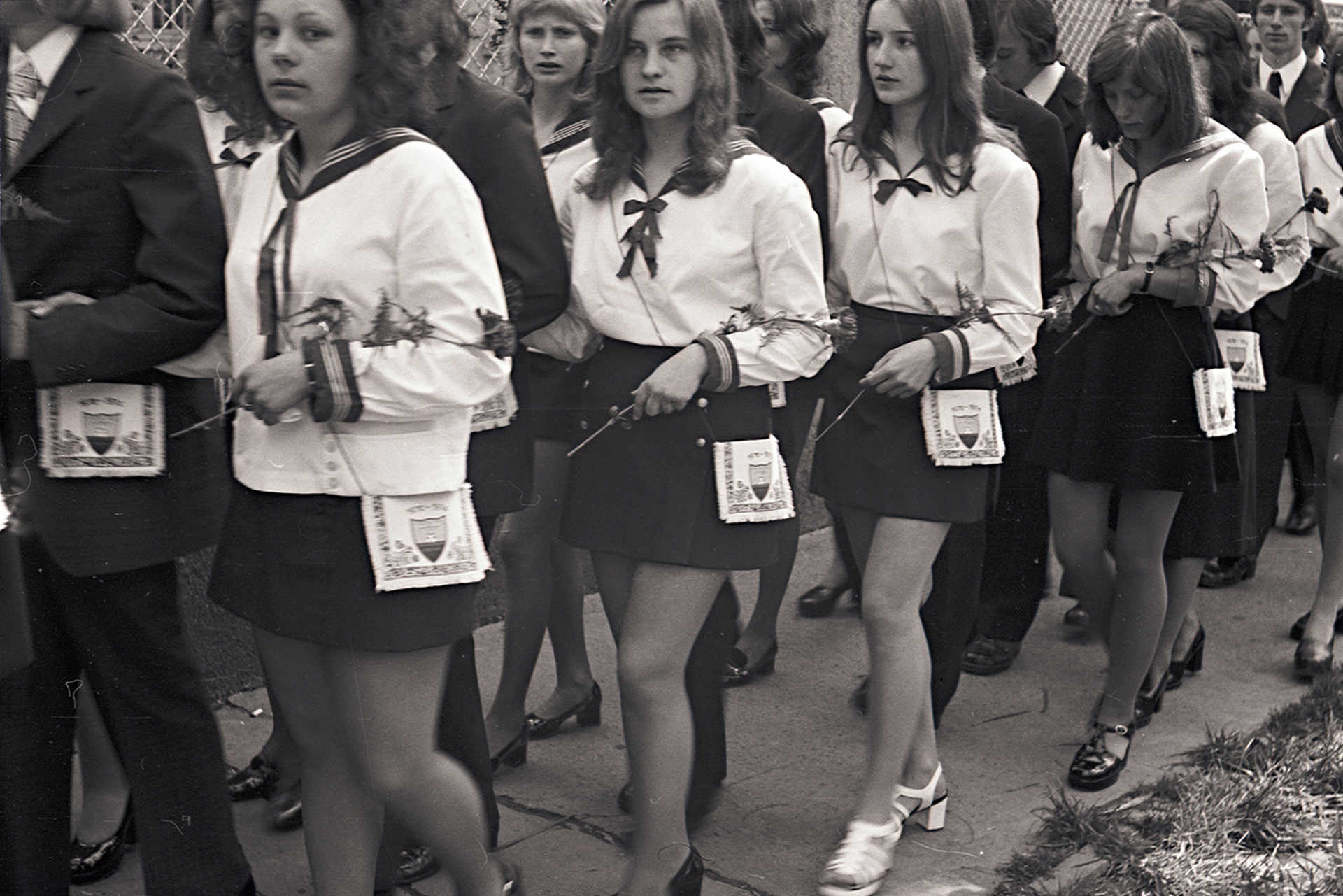 A dombóvári Gőgös Ignác (ma Illyés Gyula) Gimnázium ballagói iskolájuk előtt, 1974.