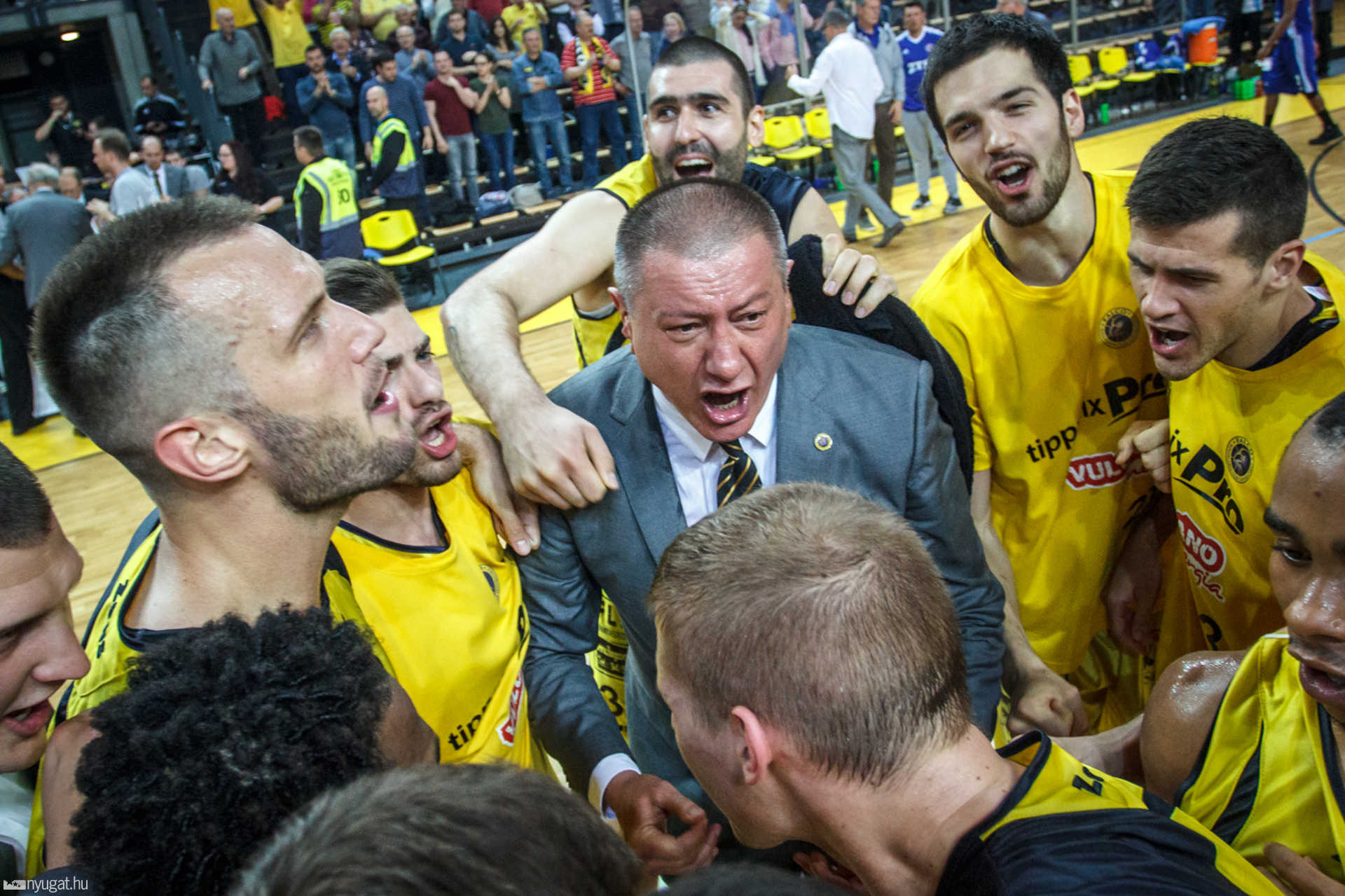 Ünneplés a Falco-ZTE után