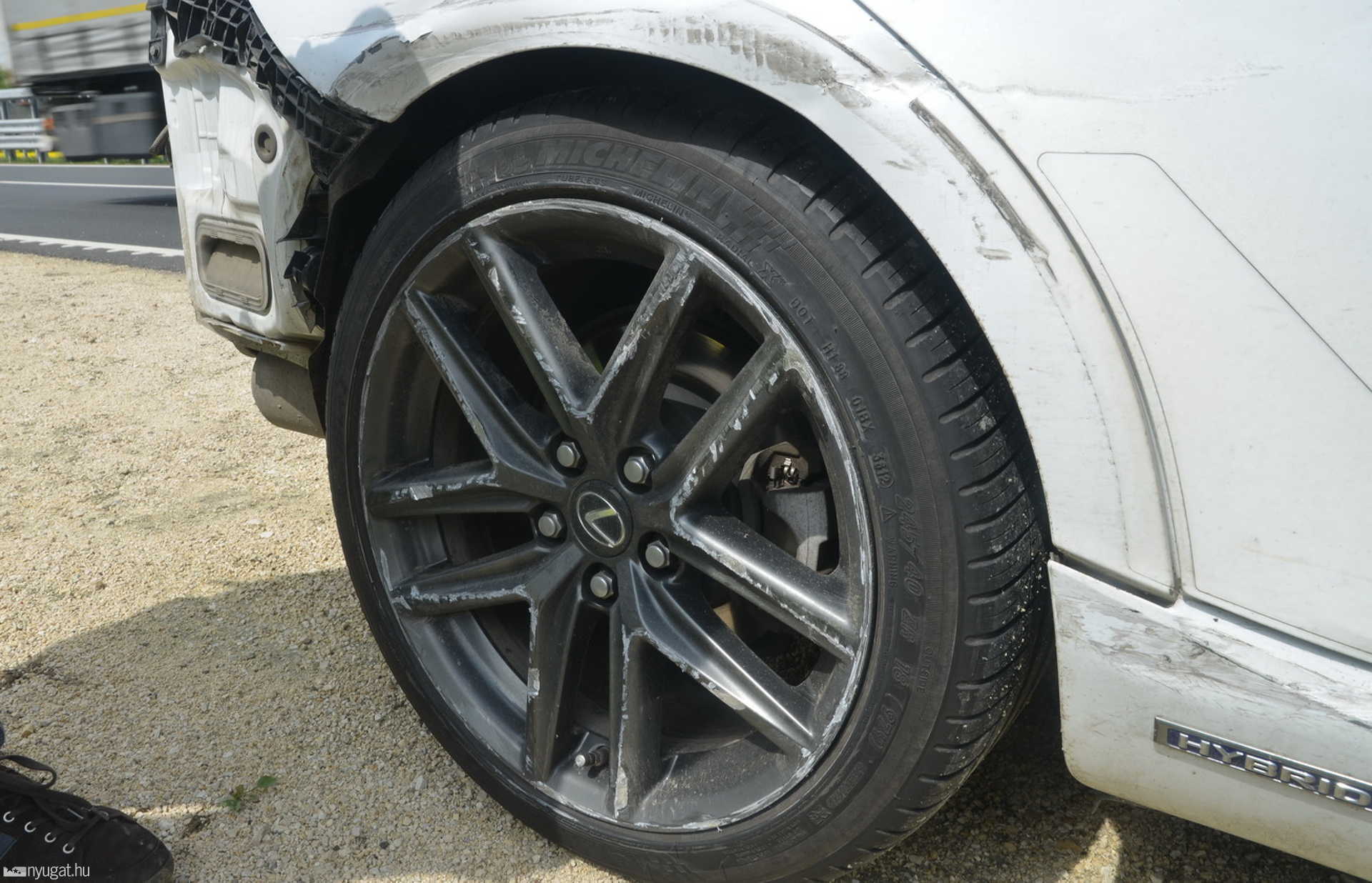 Későn vette észre a munkagépet, kamionnal ütközött egy Lexus