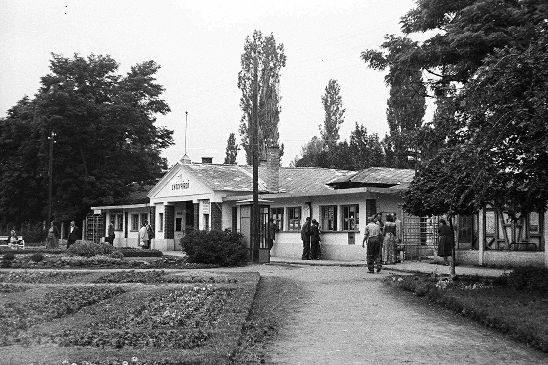Hajdúszoboszlói gyógyfürdő bejárat, 1953.
