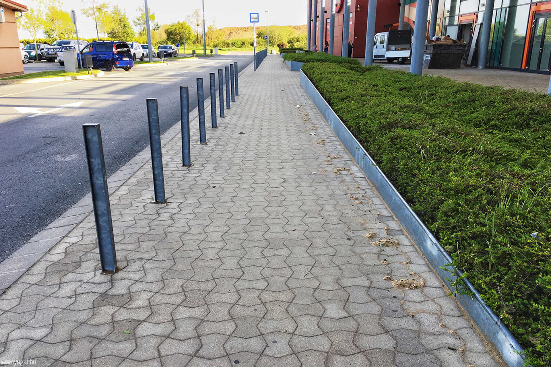 Fapor borította be a Family Center parkolóját