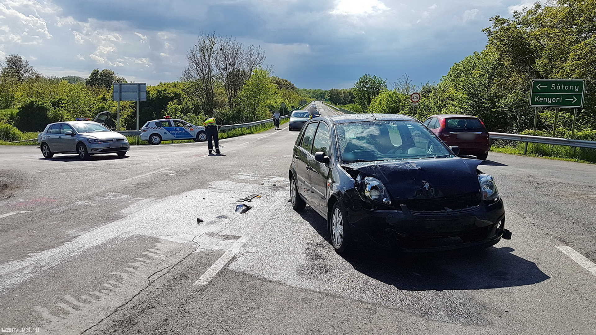 Négyen sérültek Sárvárnál, Ford elé hajtott egy osztrák Volkswagen