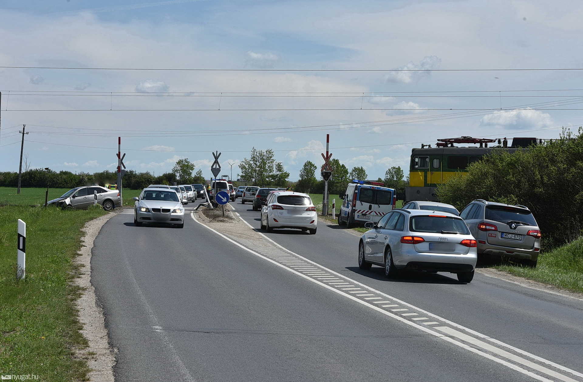 Fénysorompót döntött egy Ford a 87-es úton