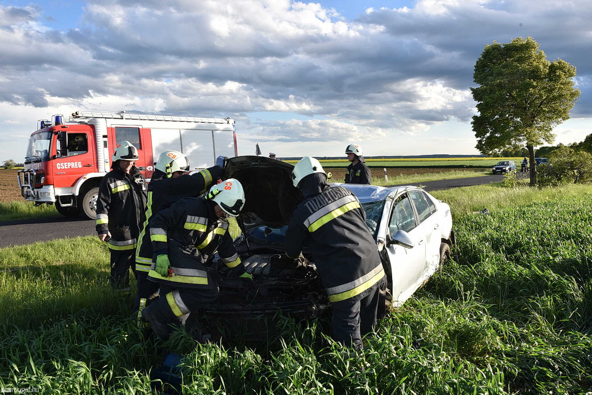 Fát döntött és a tetején állt meg egy Volkswagen Bükfürdő közelében