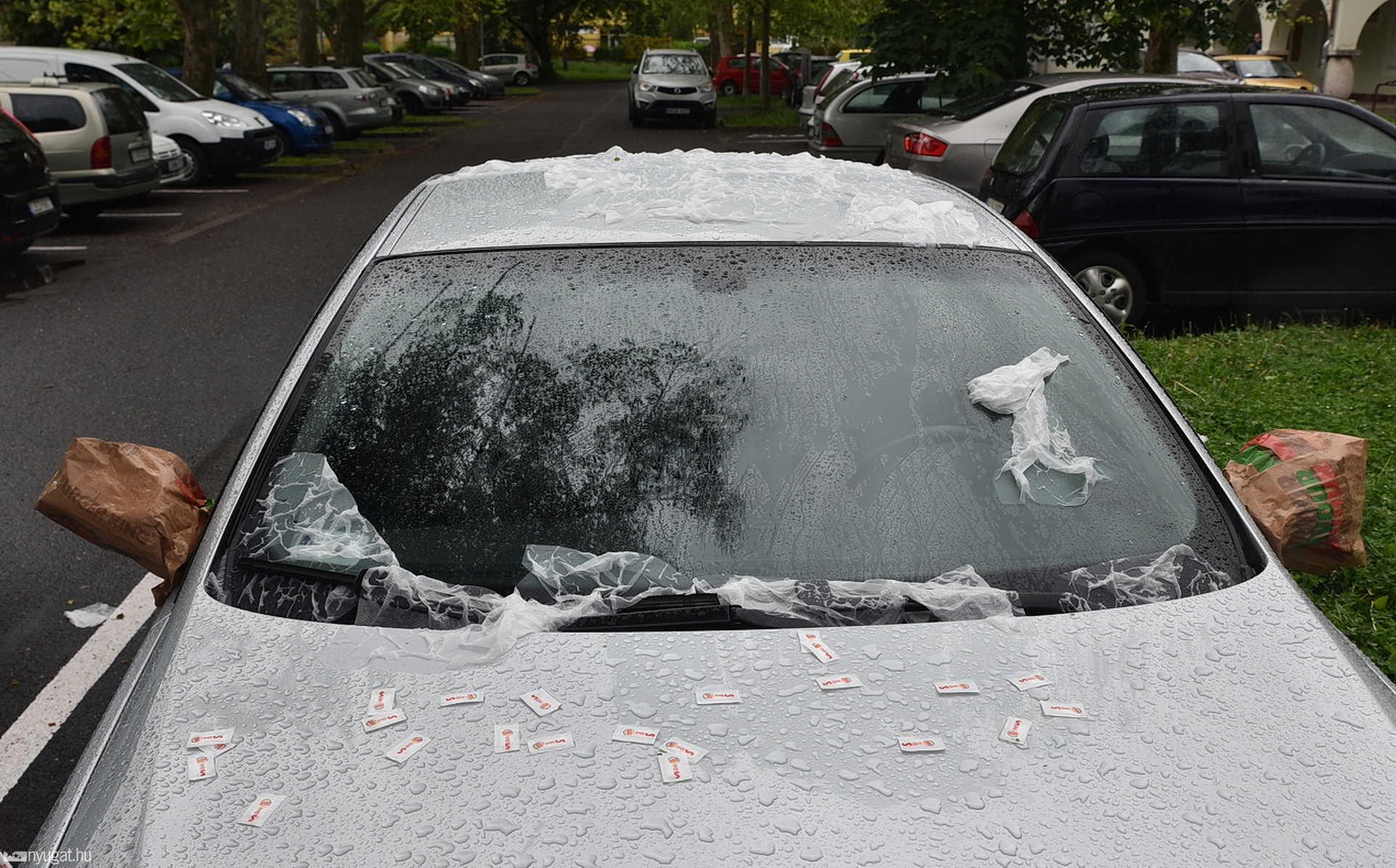 Gyorséttermi szeméttel borítottak be egy BMW-t Szombathelyen