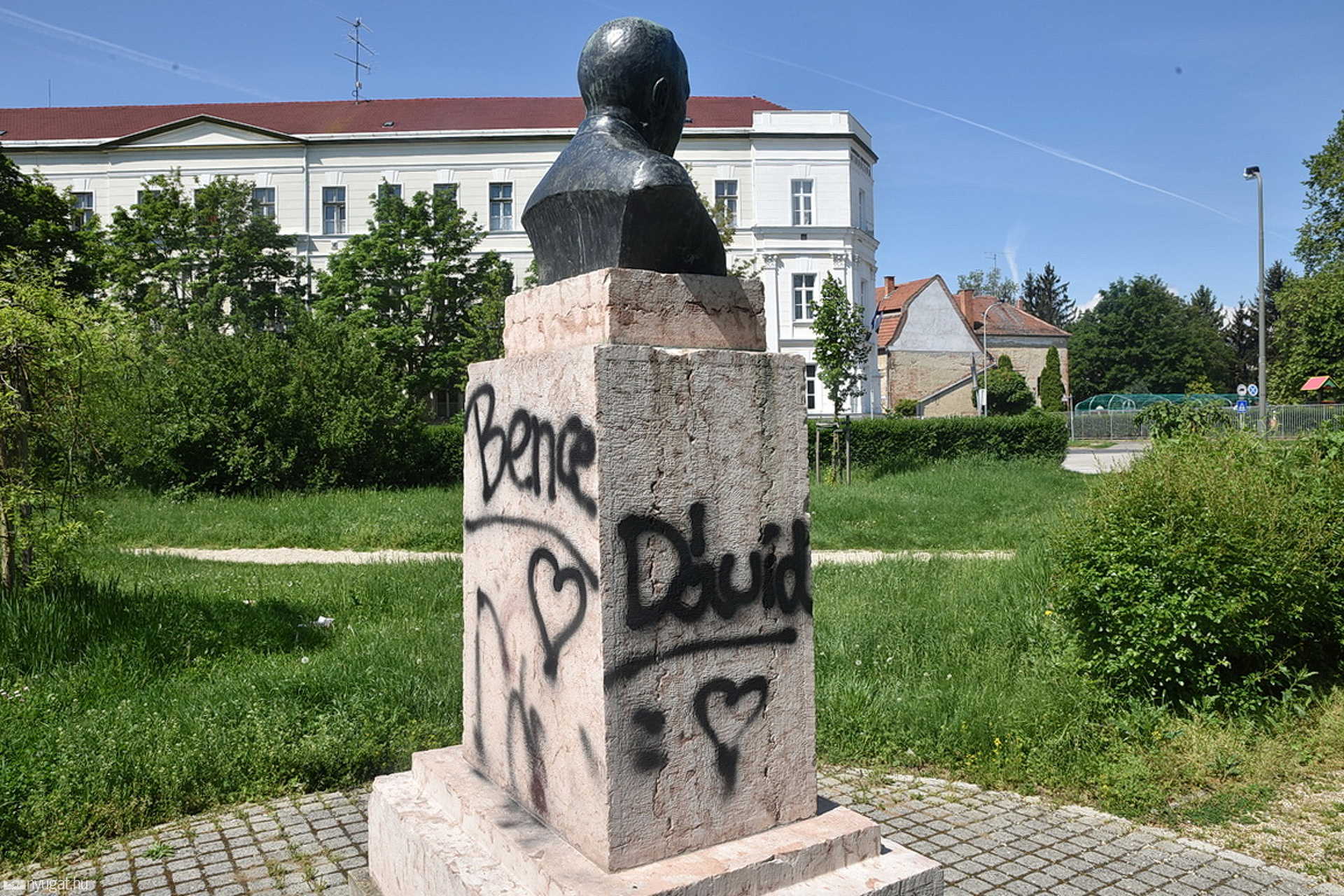 Megrongálták dr. Gayer Gyula botanikus szobrát a róla elnevezett parkban