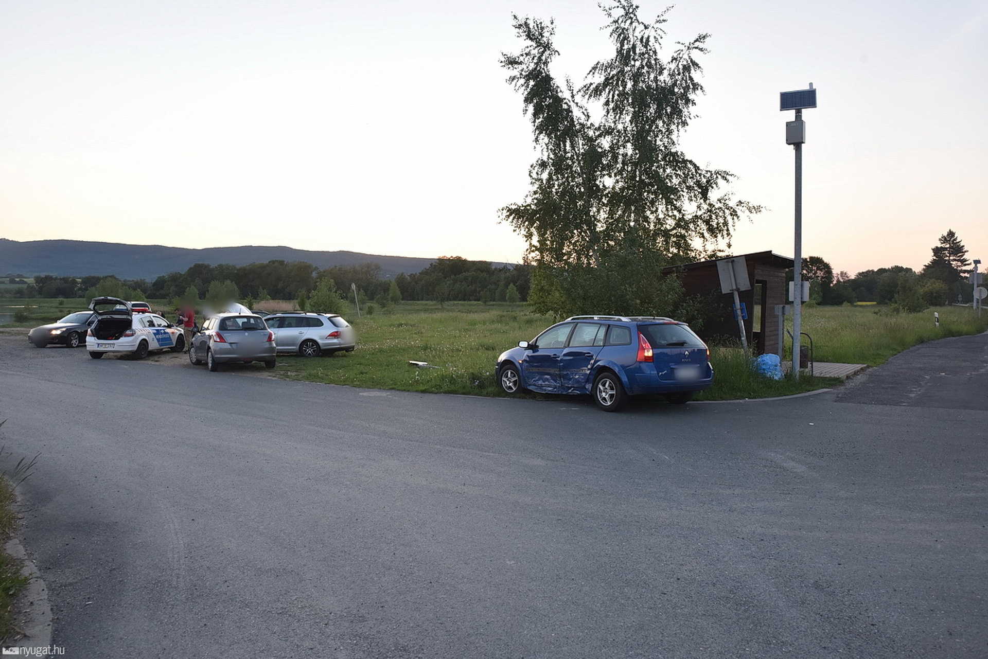Előzésben lévő VW elé kanyarodott egy Renault az Abért tónál