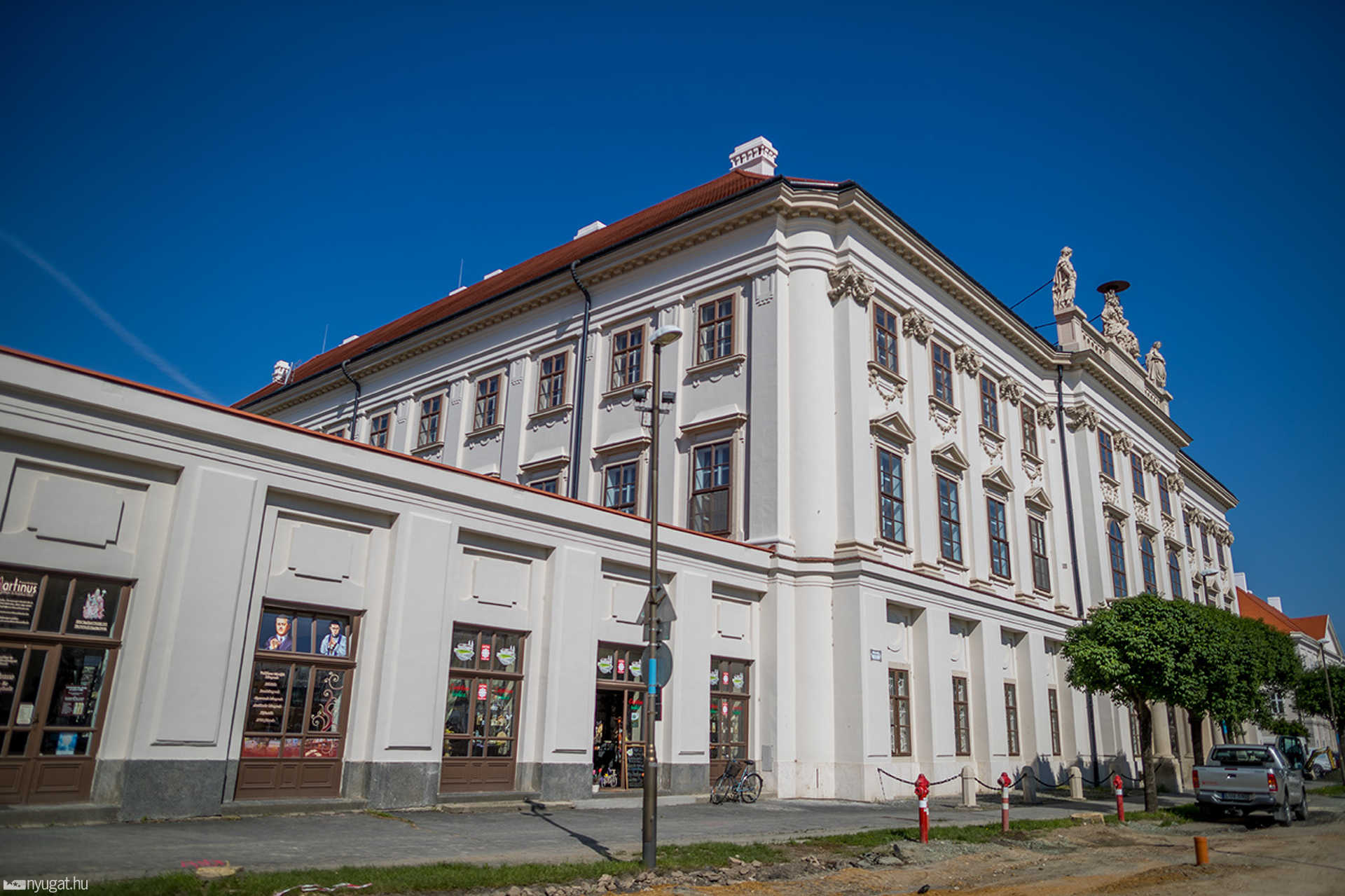 Több fát kivágtak a Püspöki palota előtt