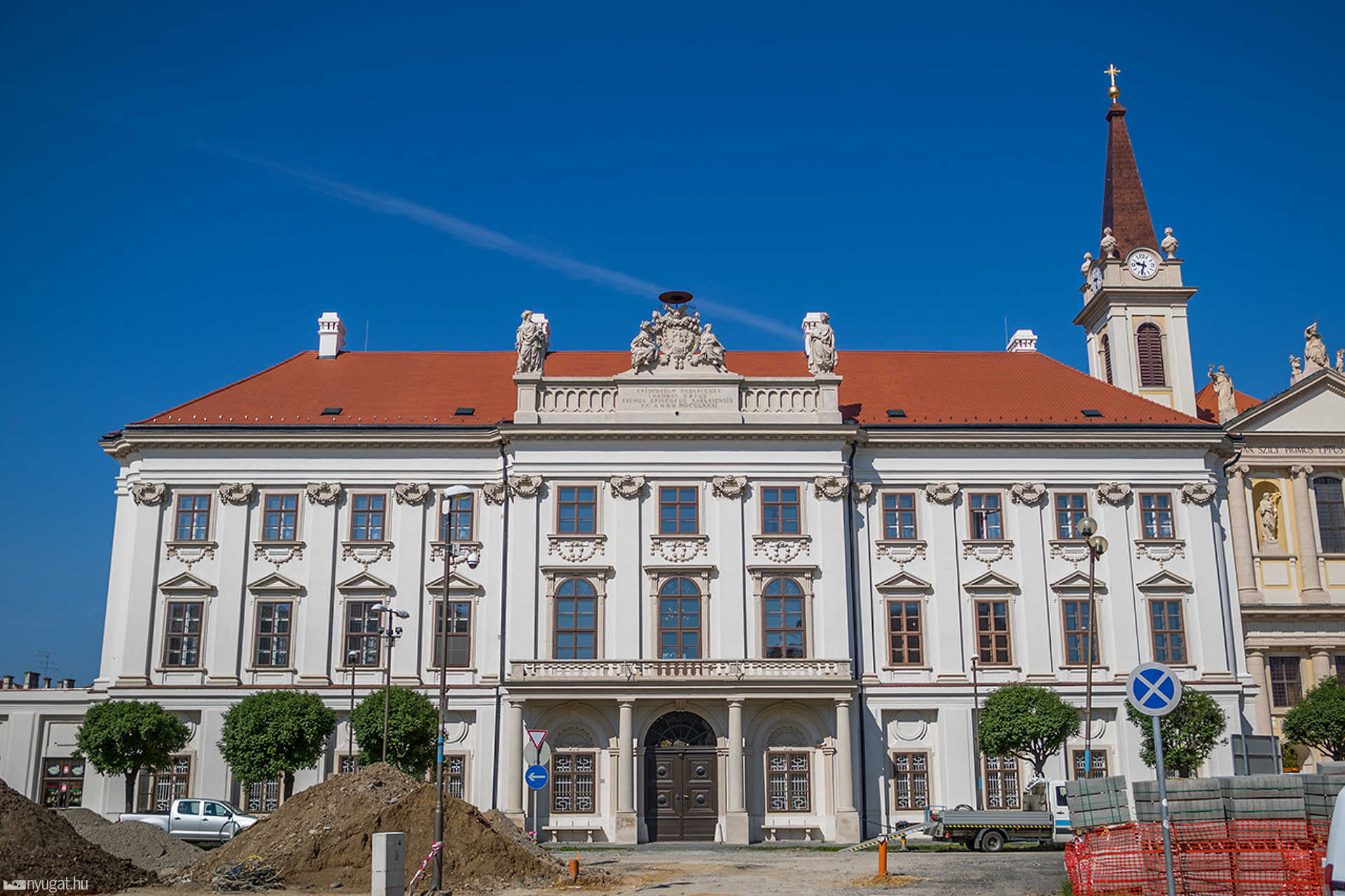 Több fát kivágtak a Püspöki palota előtt
