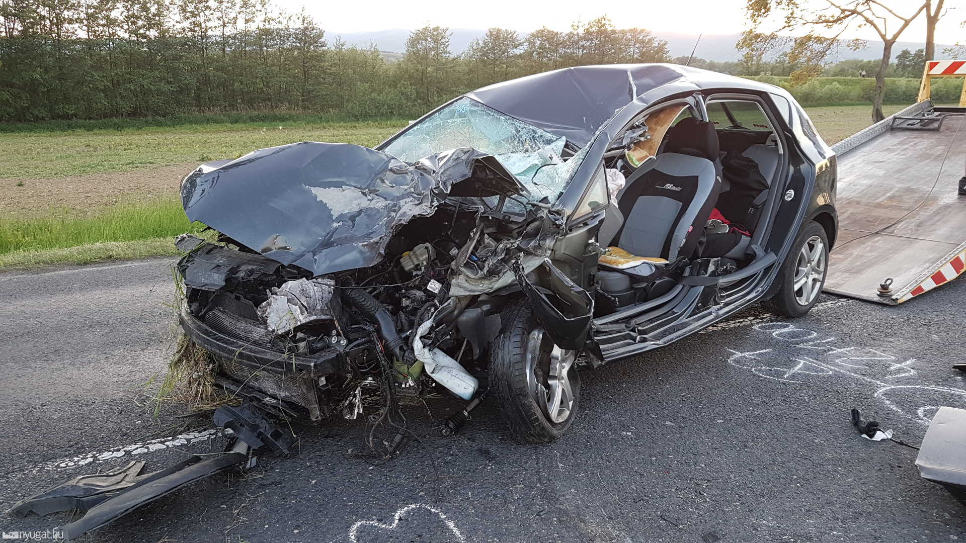 Seat tarolta le a motoros párt a Lukácsházi Víztározónál – egyikük meghalt	
