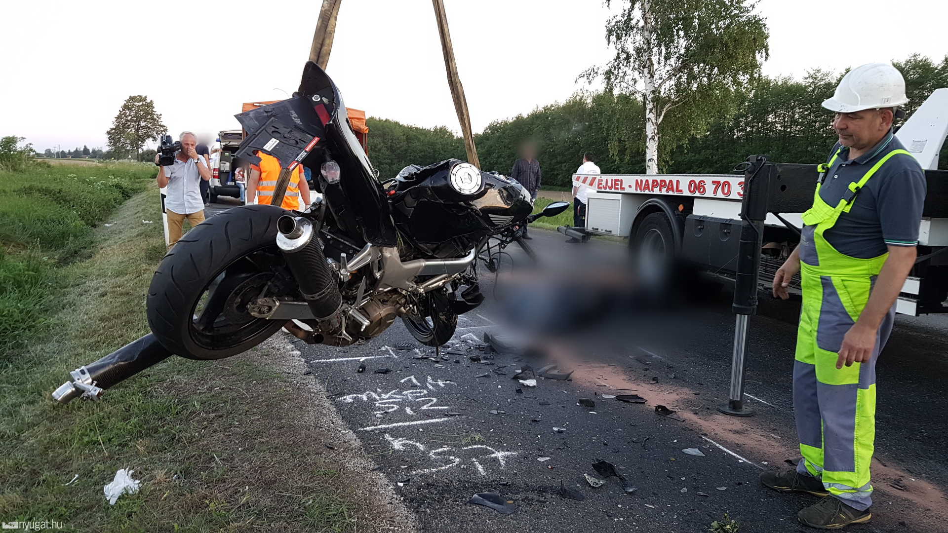 Seat tarolta le a motoros párt a Lukácsházi Víztározónál – egyikük meghalt	