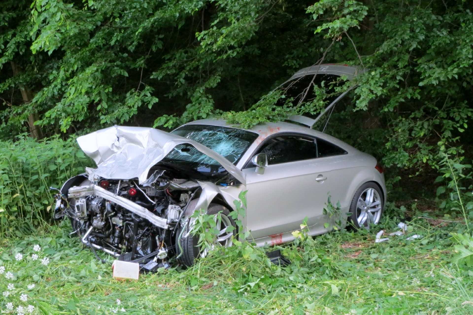 Öten sérültek meg egy balesetben a 84-es úton
