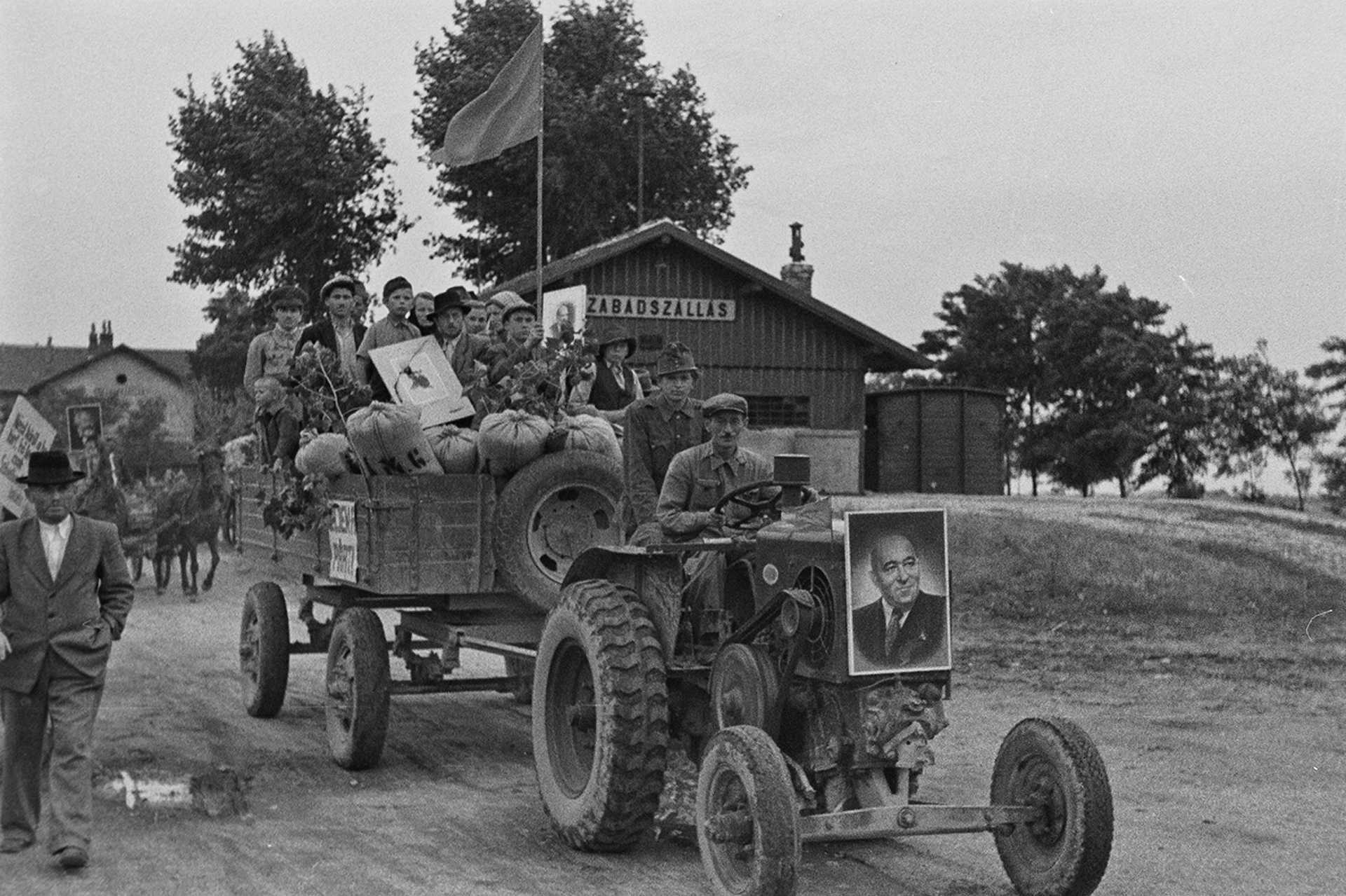 Beszolgáltatás és agitálás a szövetkezetek mellett, 1949.