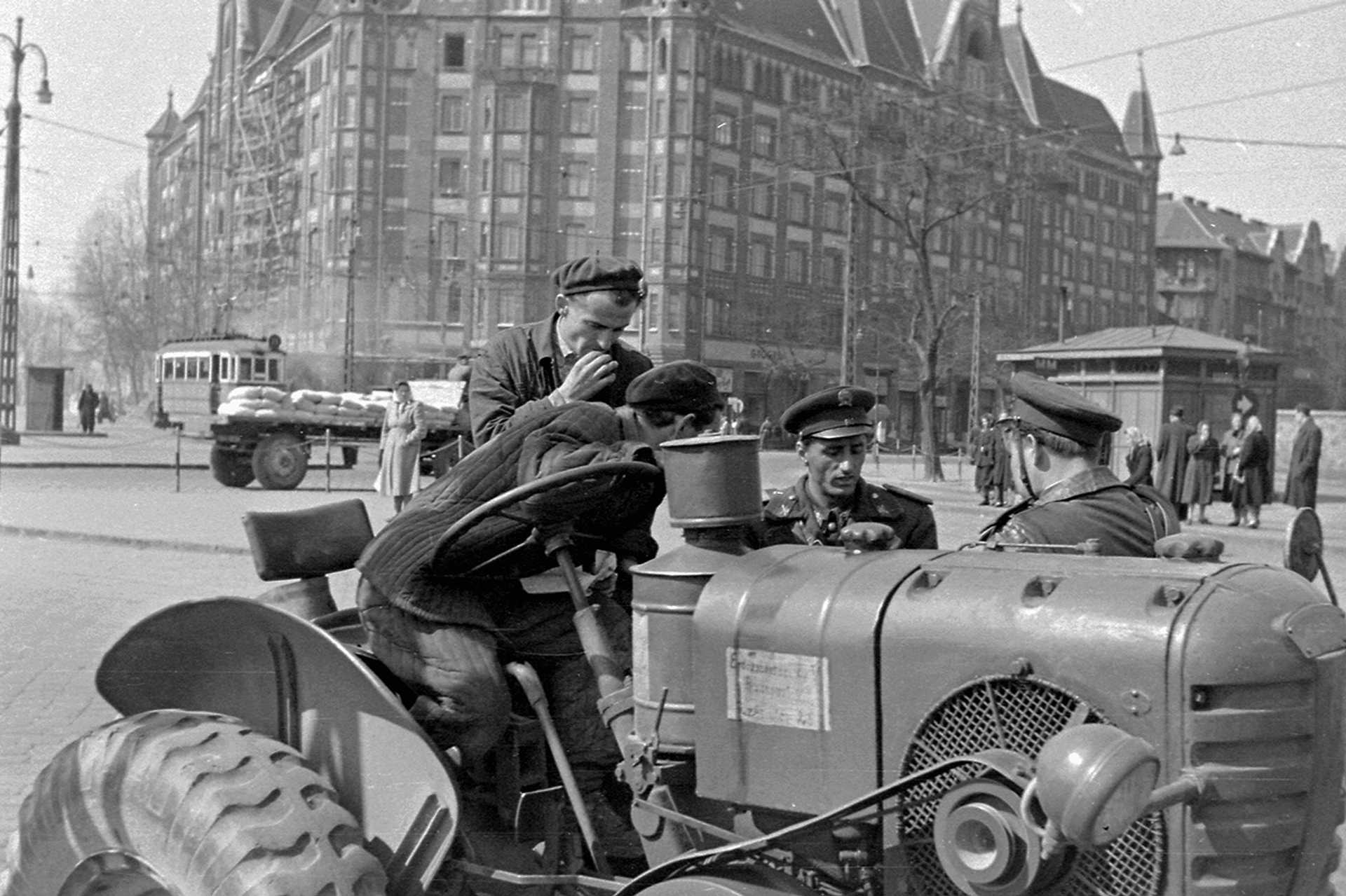Nagyvárad tér, szemben az Üllői út 121., 1956.