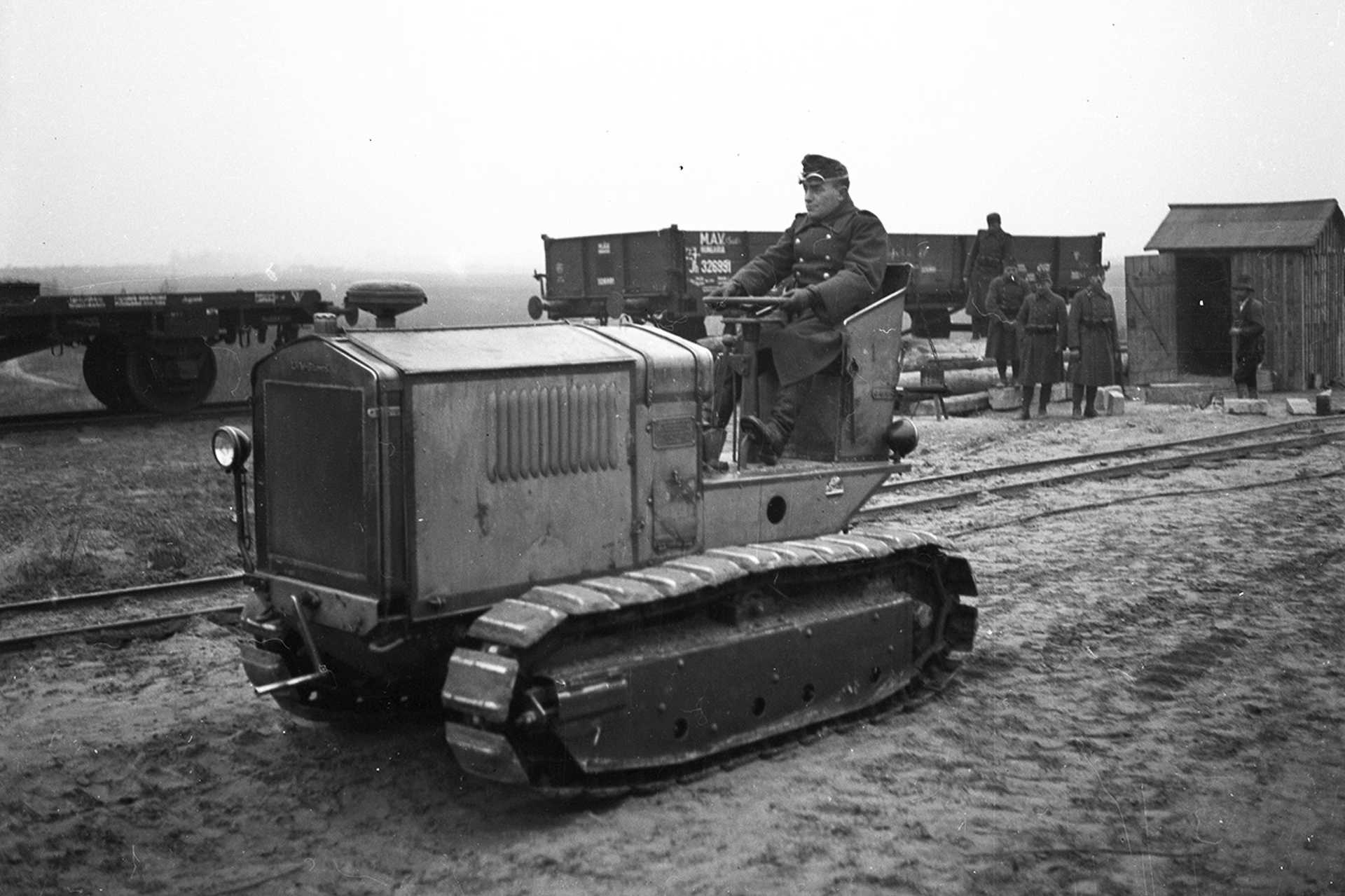 Budafoki út és a Vízpart (Andor) utca határolta ipartelep. Lánctalpas traktor a honvédségi raktár iparvágányánál, 1939.
