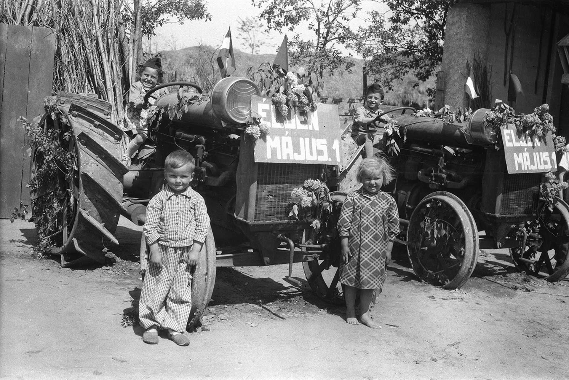 Május elsejére feldíszített traktor, 1947.
