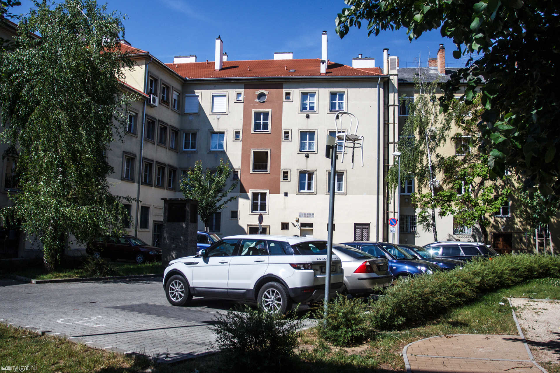 Széket húztak egy parkolótáblára
