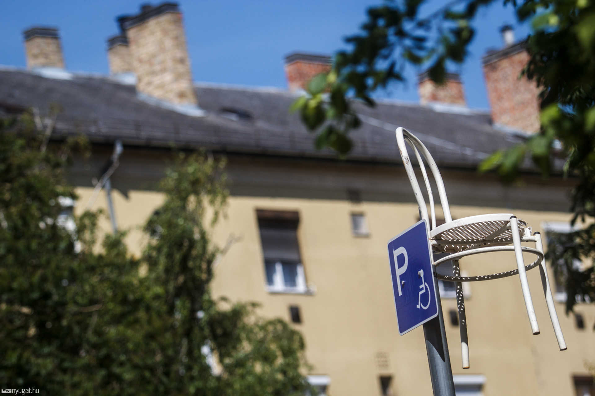 Széket húztak egy parkolótáblára
