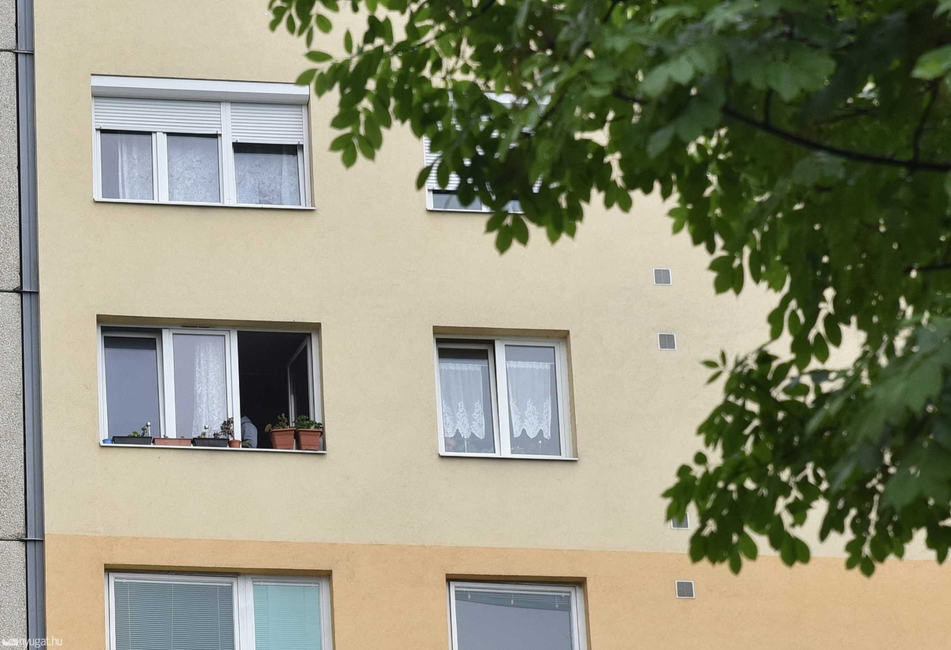 Hatodikról ugrott a halálba egy férfi Szombathelyen
