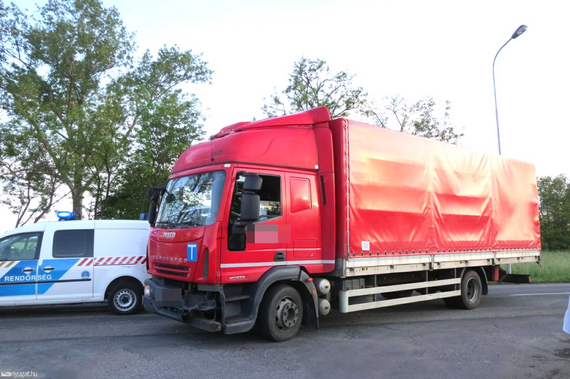 Tanulóvezető teherautós ütközött egy személyautónak