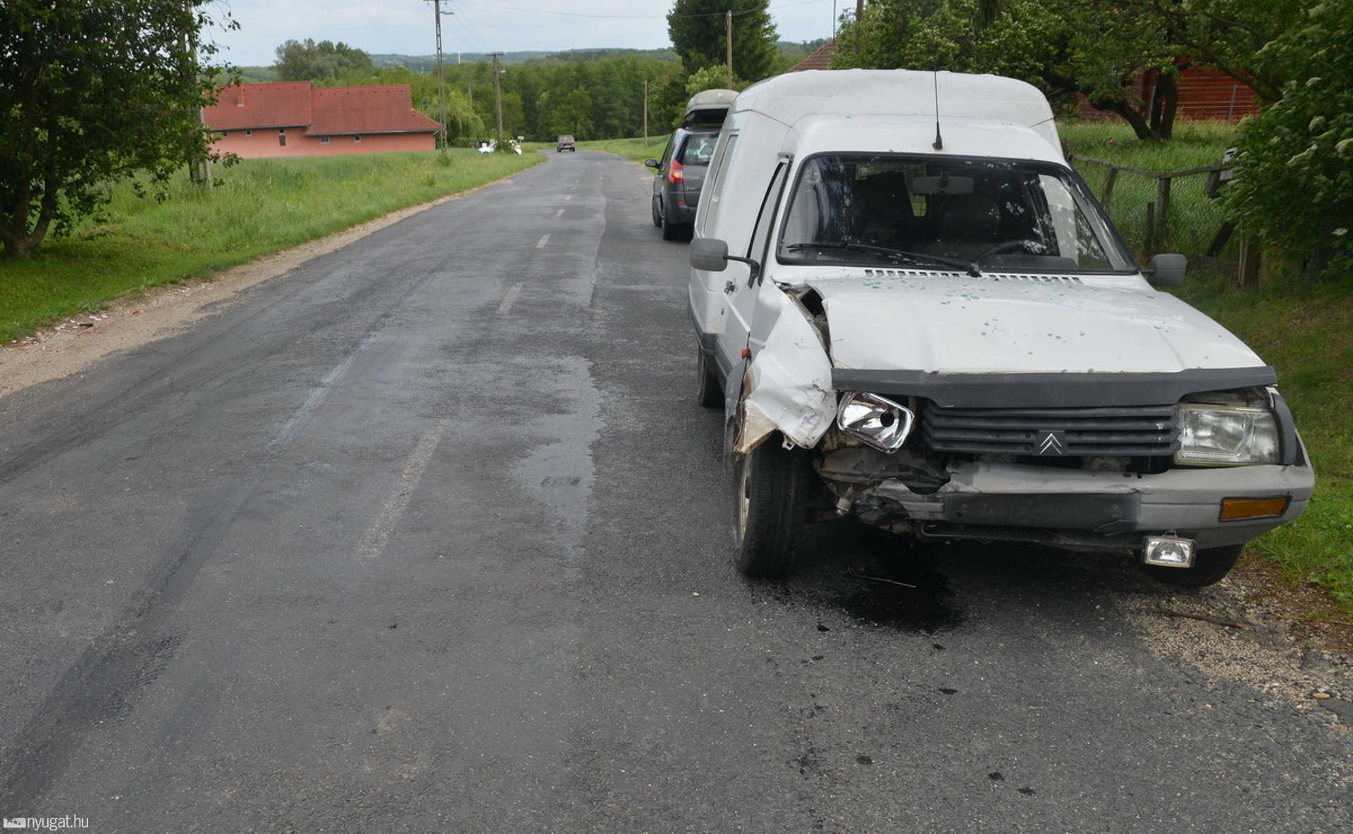 Busz mögül kanyarodott, Citroennel ütközött egy Audi