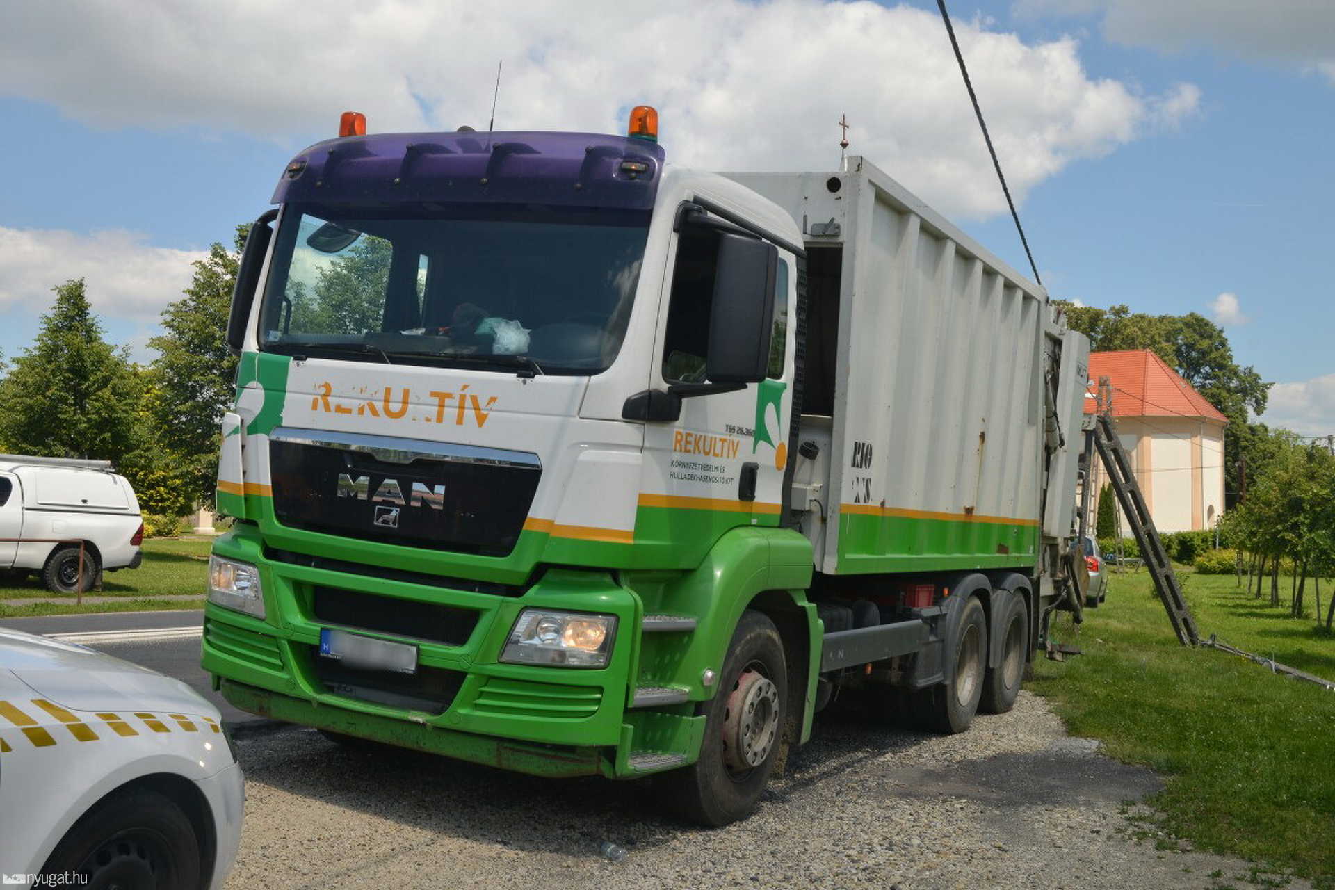 Kukásautó tolatott oszlopnak, súlyosan sérült az autón álló ember