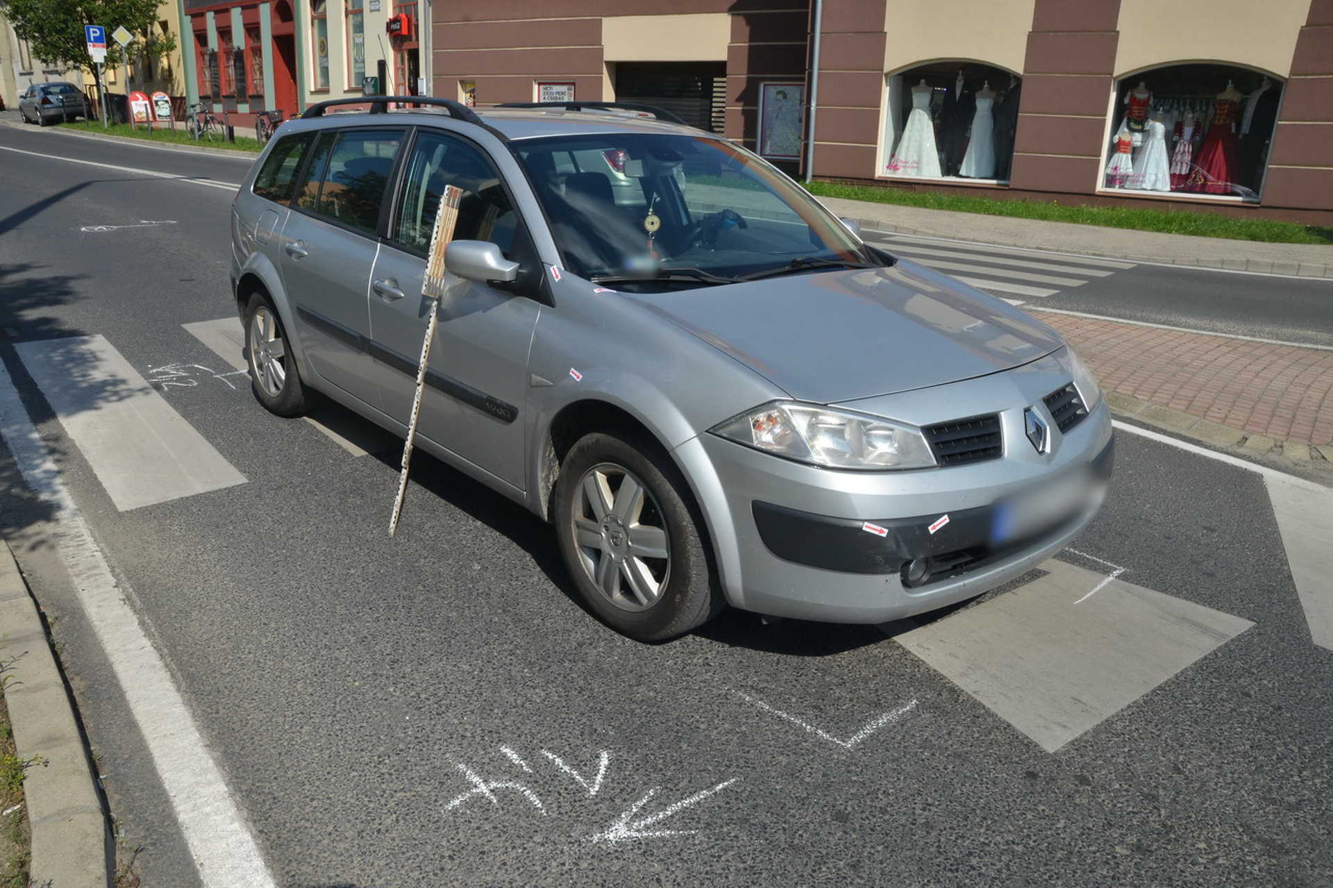 Három fiatalt sodort el egy autó gyalogátkelőhelyen, Szombathelyen