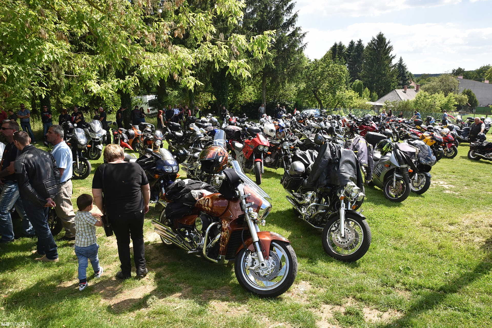 Több százan búcsúztak a balesetben vétlenként elhunyt motorostól