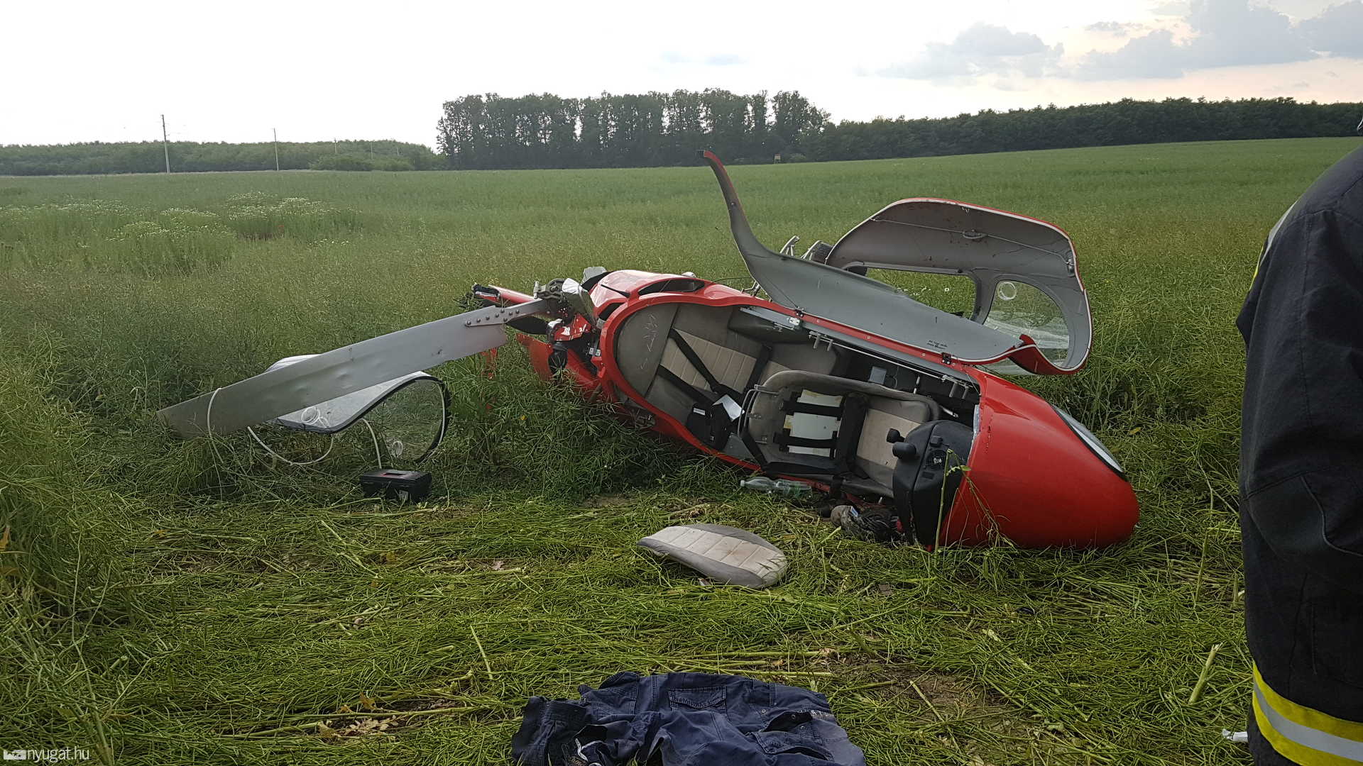 Gyrokopter zuhant a 88-as út mellé Sárvár közelében