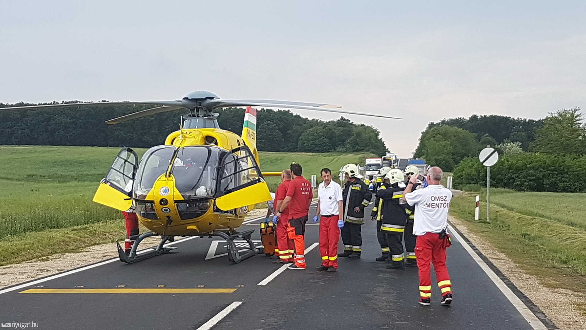 Gyrokopter zuhant a 88-as út mellé Sárvár közelében