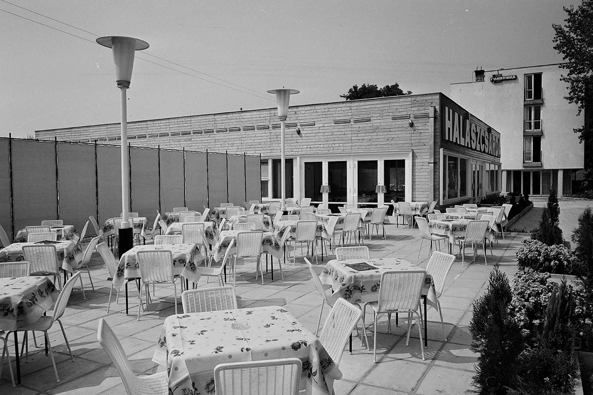 Foki-hegy, Halászcsárda, háttérben a Touring Hotel, 1971.