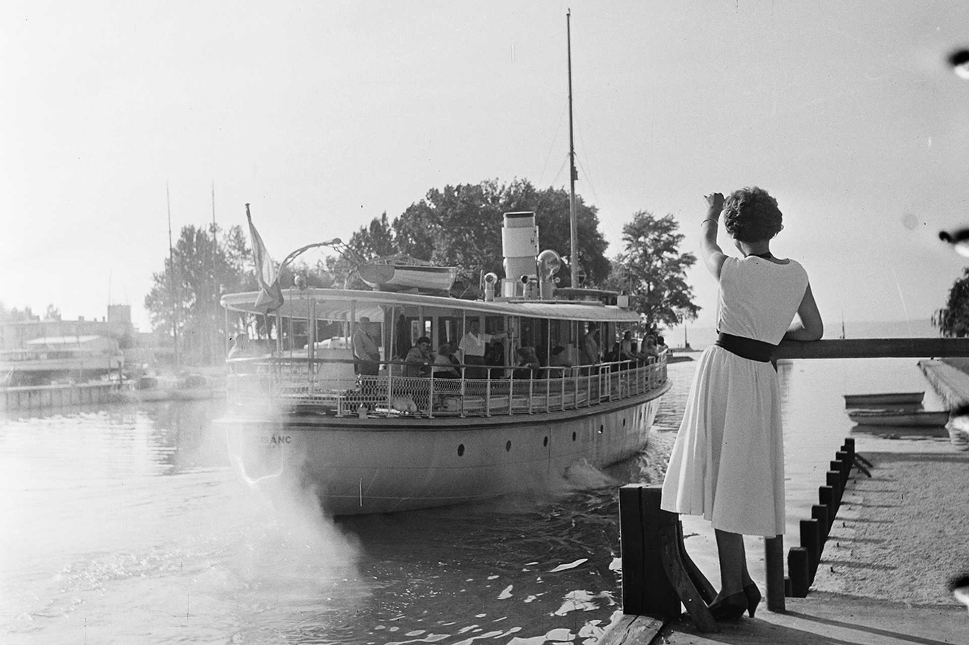 Csobánc motoros személyhajó a kikötőben, 1959.