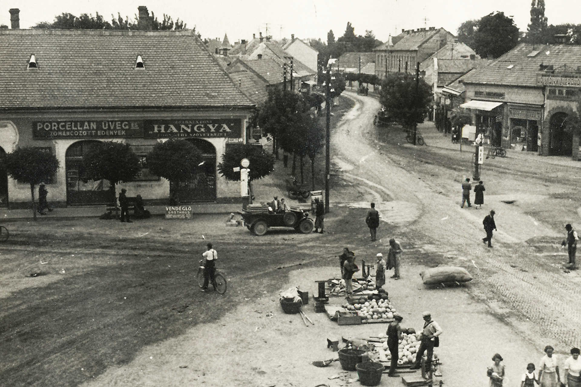 Fő tér, szemben a Fő utca a Sió felé nézve, 1925.