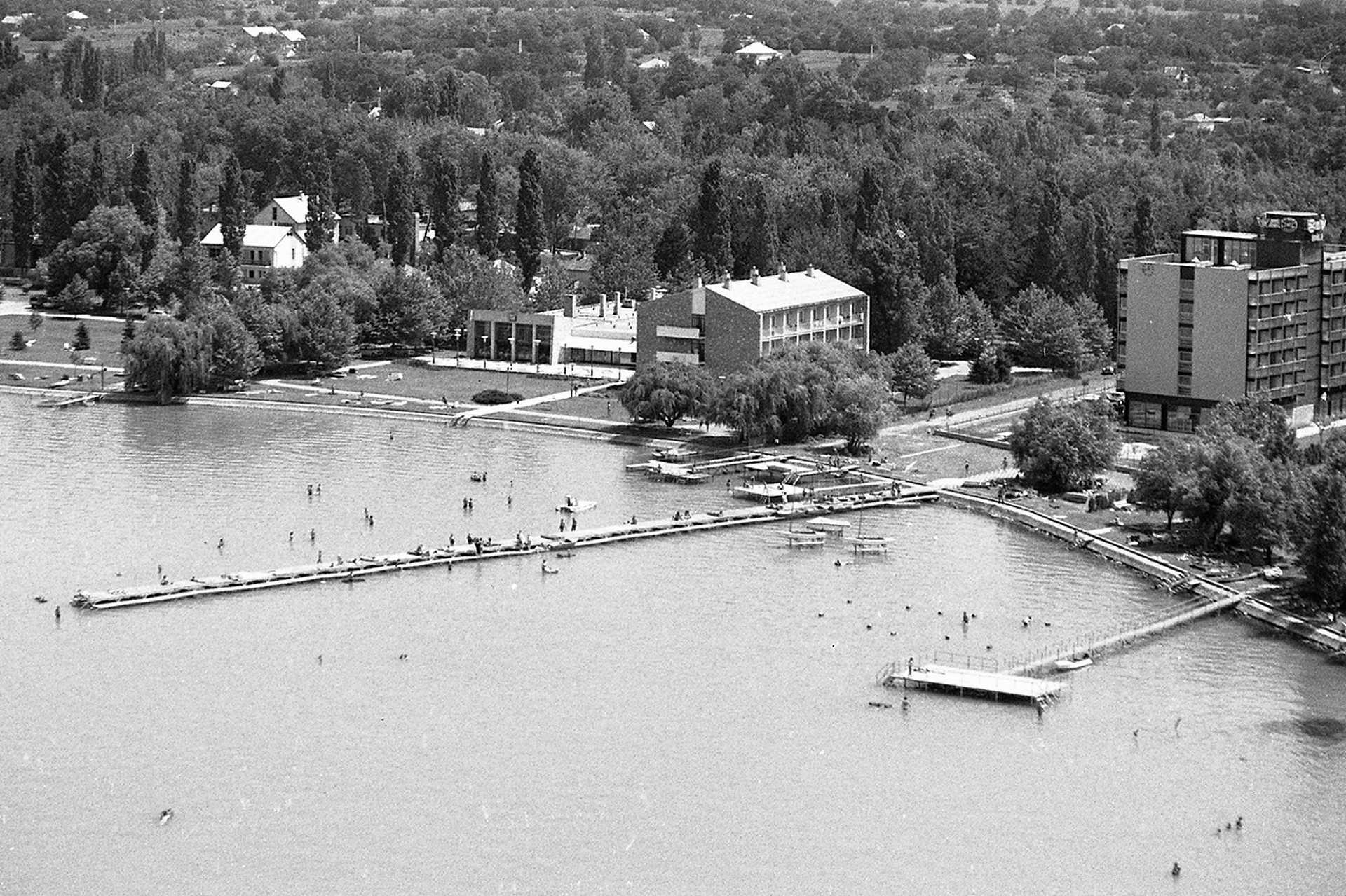 A hosszú napozó stég a Dunai vasmű üdülőjéhez tartozott, 1974.