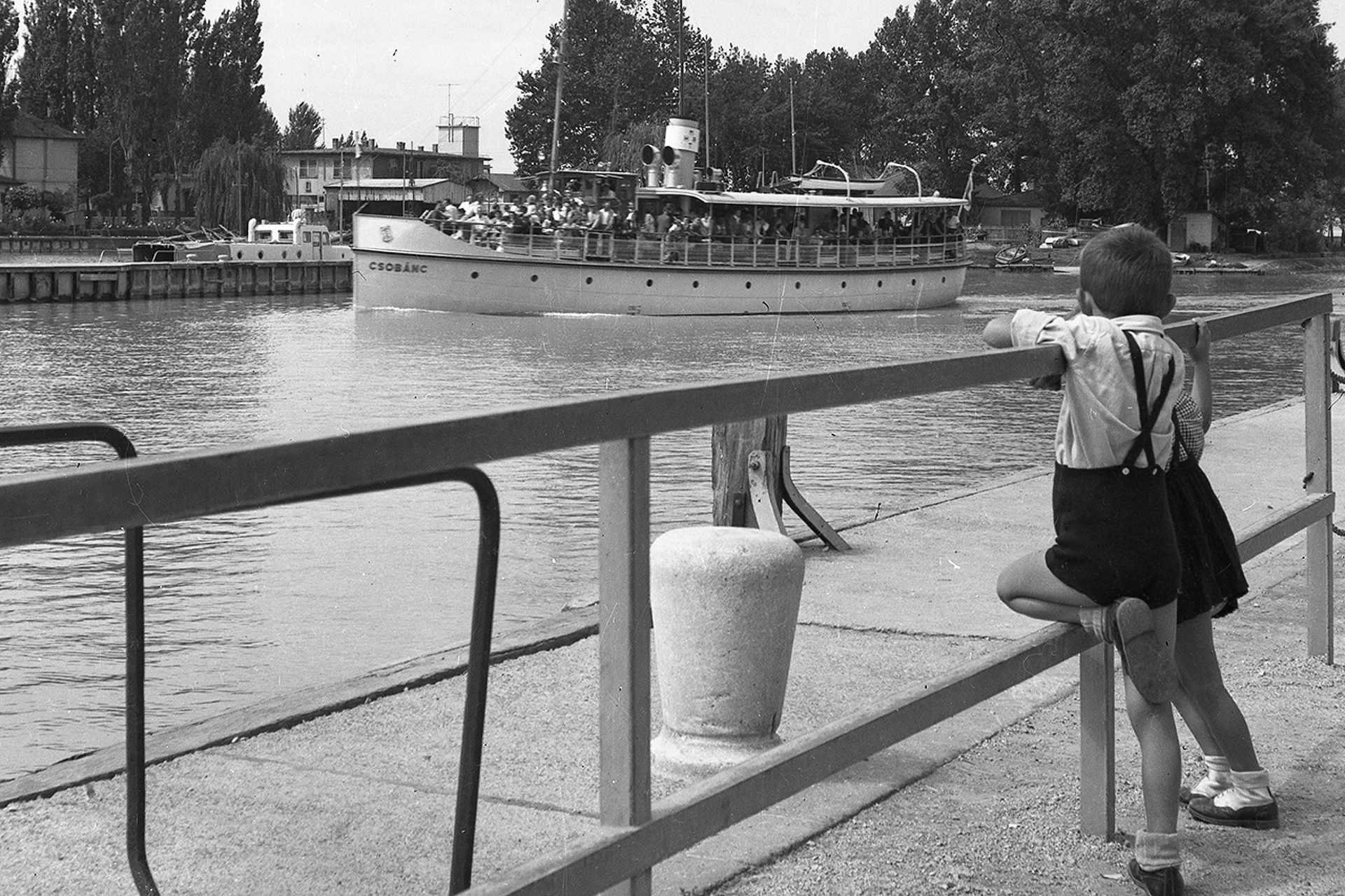 Csobánc motoros személyhajó a kikötőben, 1960.