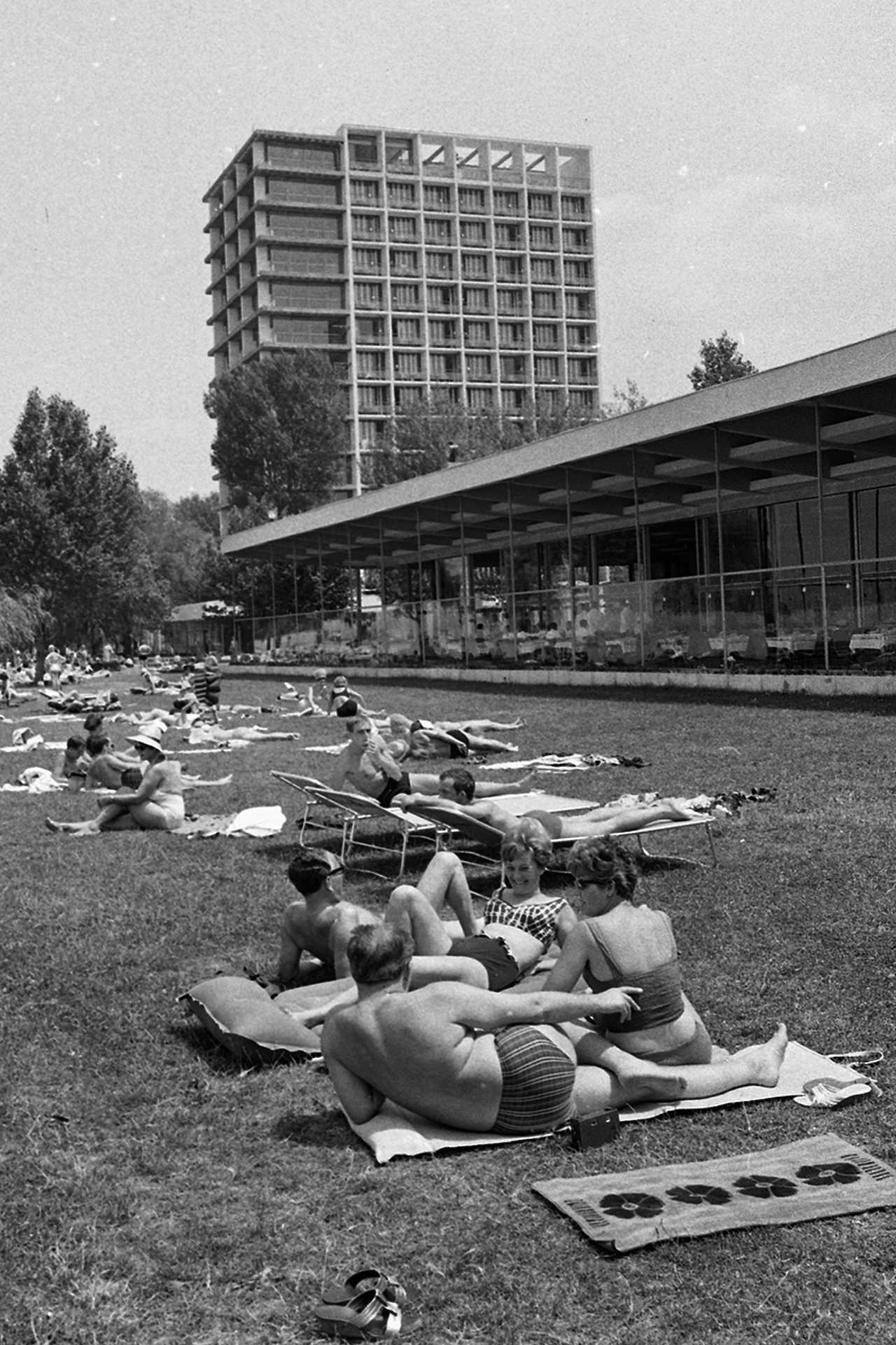 Strand a szállodasor előtt, háttérben a Hotel Európa, 1966.