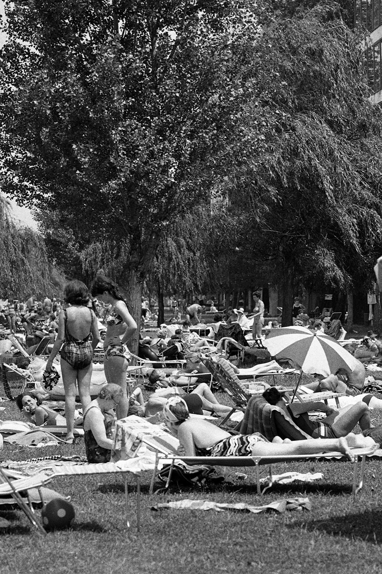 Strand a szállodasor előtt, jobbra a Hotel Balaton, 1966.