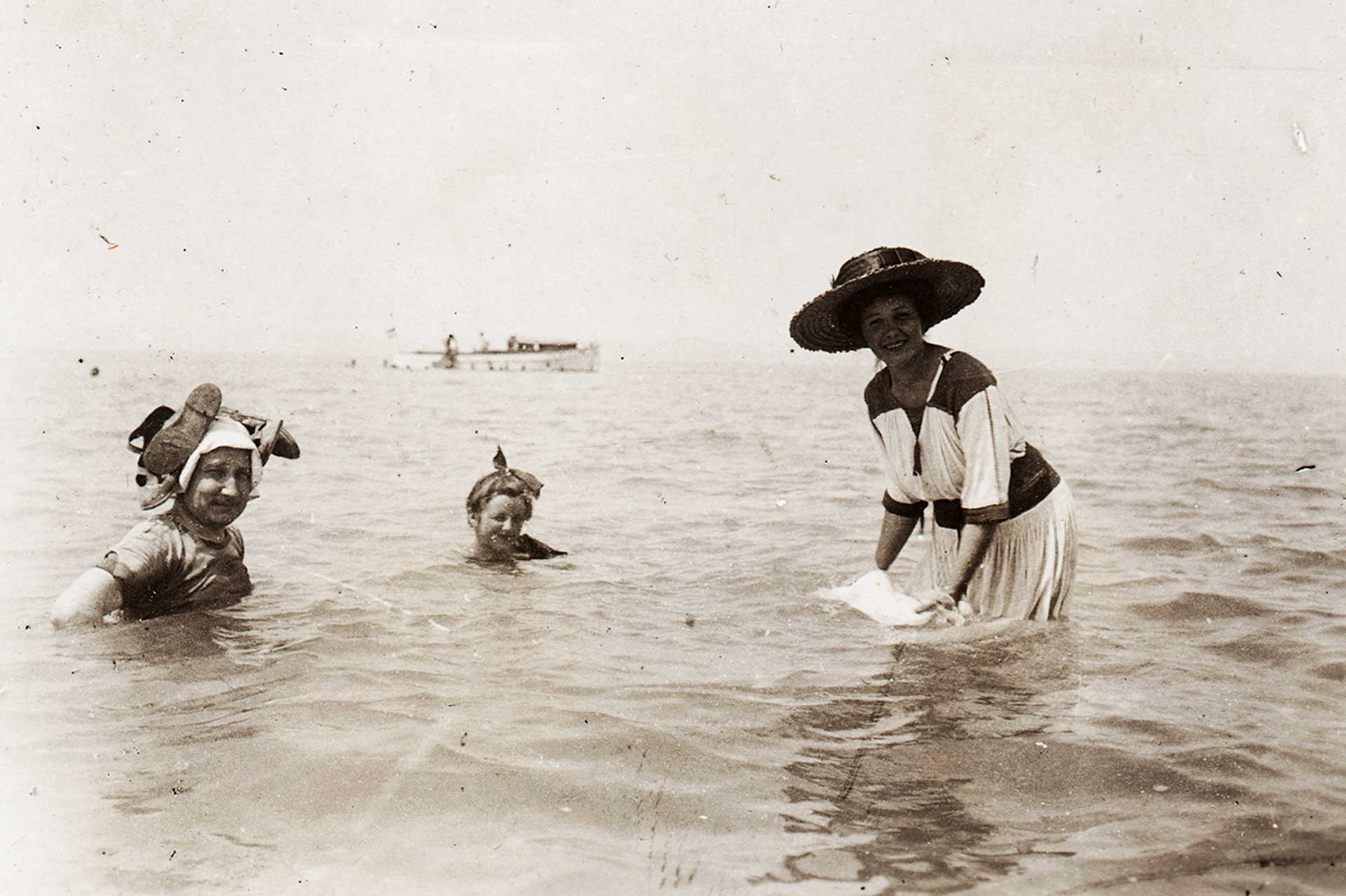 Csoportkép a vízben, 1921.