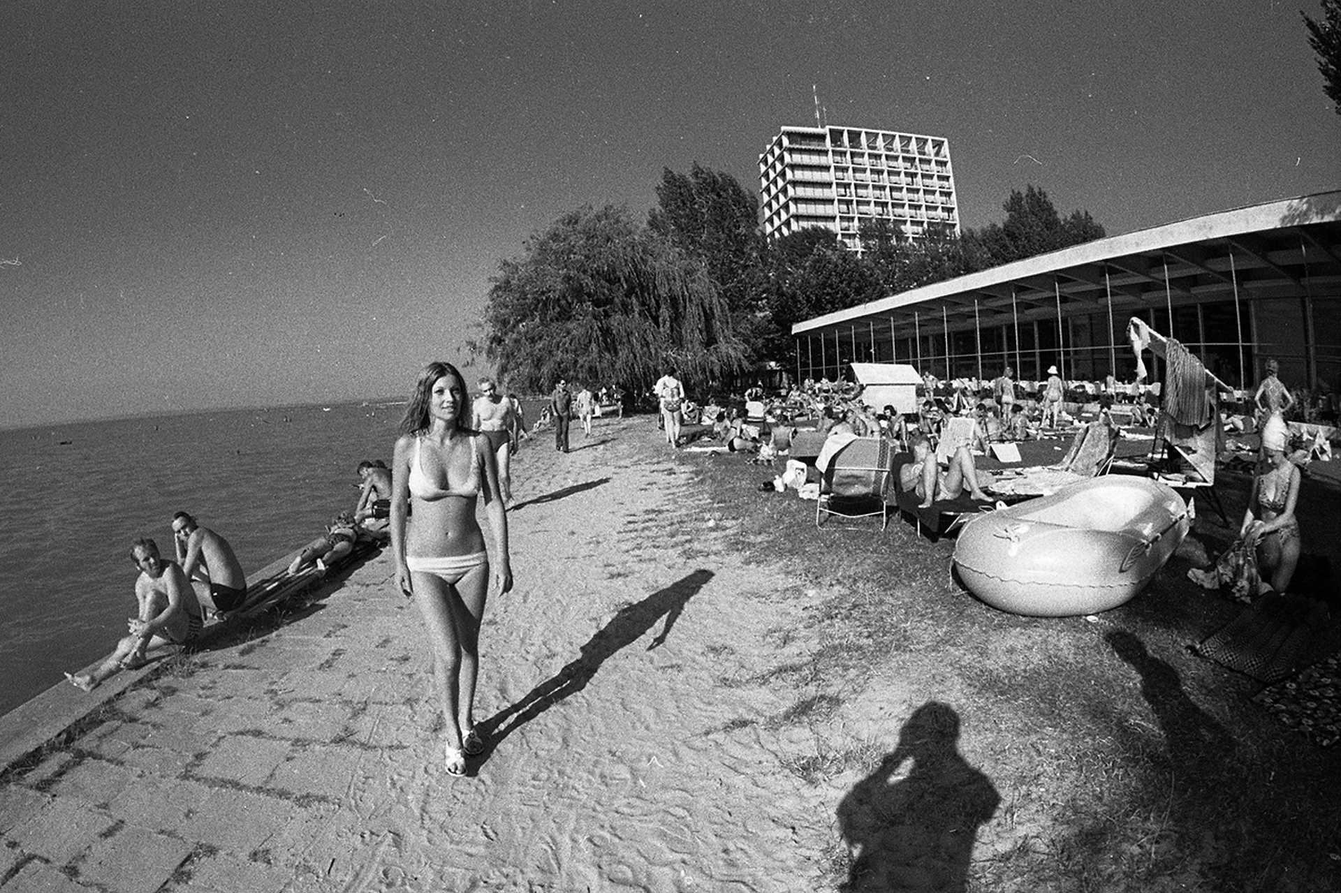 Strand a szállodasor előtt, háttérben a Hotel Európa, 1978.