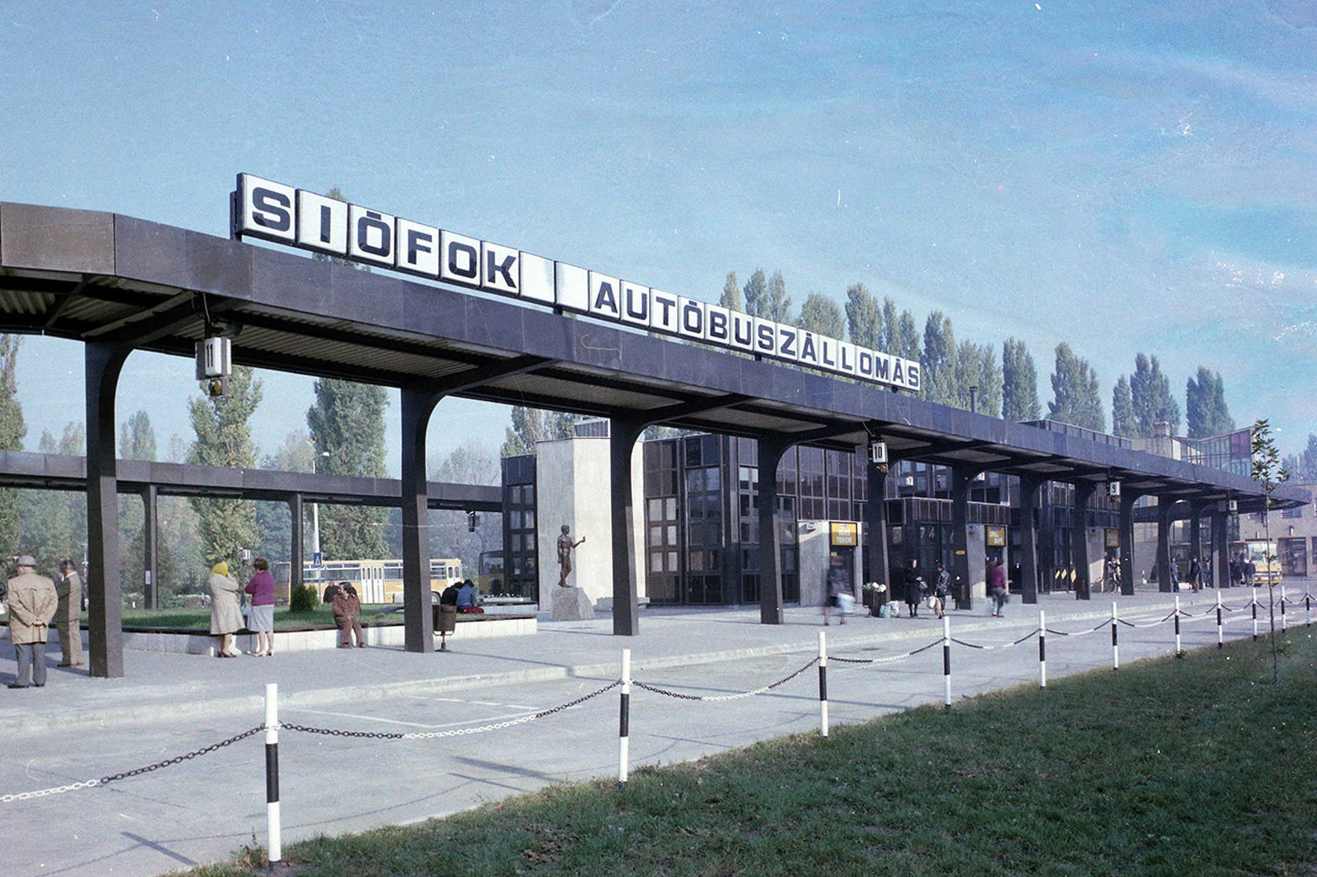 Fő utca, autóbusz-állomás, 1985.